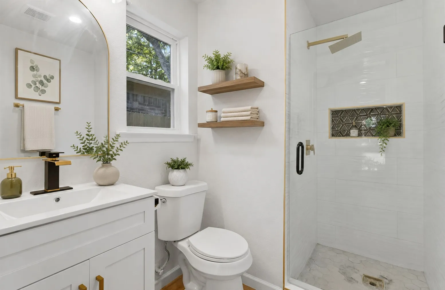 Single Family Residence For Sale in Tarrant County , 2706 Mintwood Place, Arlington, Texas 76016, 3 Bedroom, 2 Bathroom, 2 Garage spaces, 1,260 Sqft, built in 1972, Price $296,000, mls#21326693, Real Estate Agent in Arlington, Homes For Sale in Tarrant county, Homes For Sale in Arlington, Realtor in Arlington Texas, Real Estate Brokerage Independent Realty Texas, Luminita Cordes Realtor