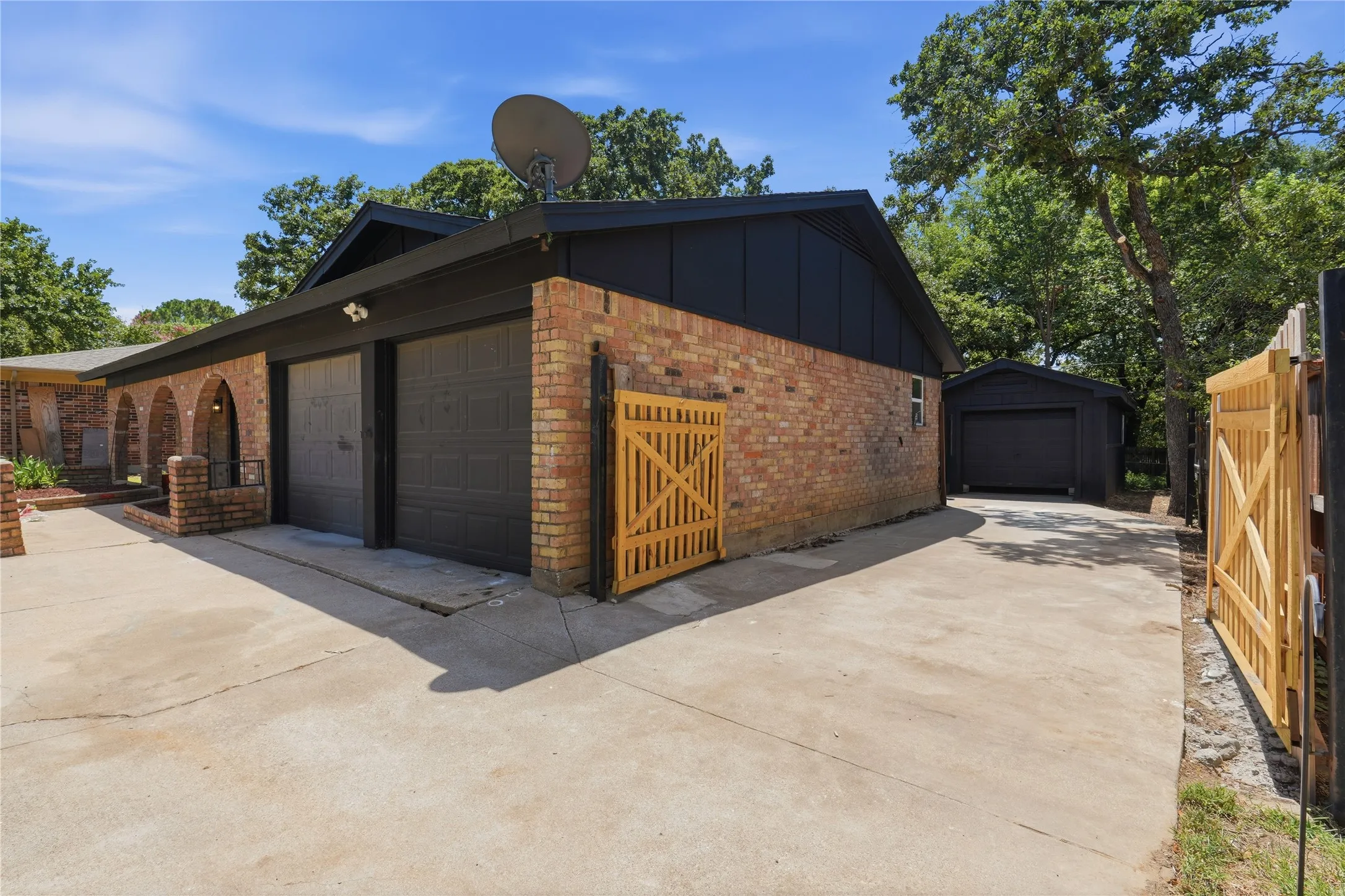Single Family Residence For Sale in Tarrant County , 2706 Mintwood Place, Arlington, Texas 76016, 3 Bedroom, 2 Bathroom, 2 Garage spaces, 1,260 Sqft, built in 1972, Price $296,000, mls#21326693, Real Estate Agent in Arlington, Homes For Sale in Tarrant county, Homes For Sale in Arlington, Realtor in Arlington Texas, Real Estate Brokerage Independent Realty Texas, Luminita Cordes Realtor