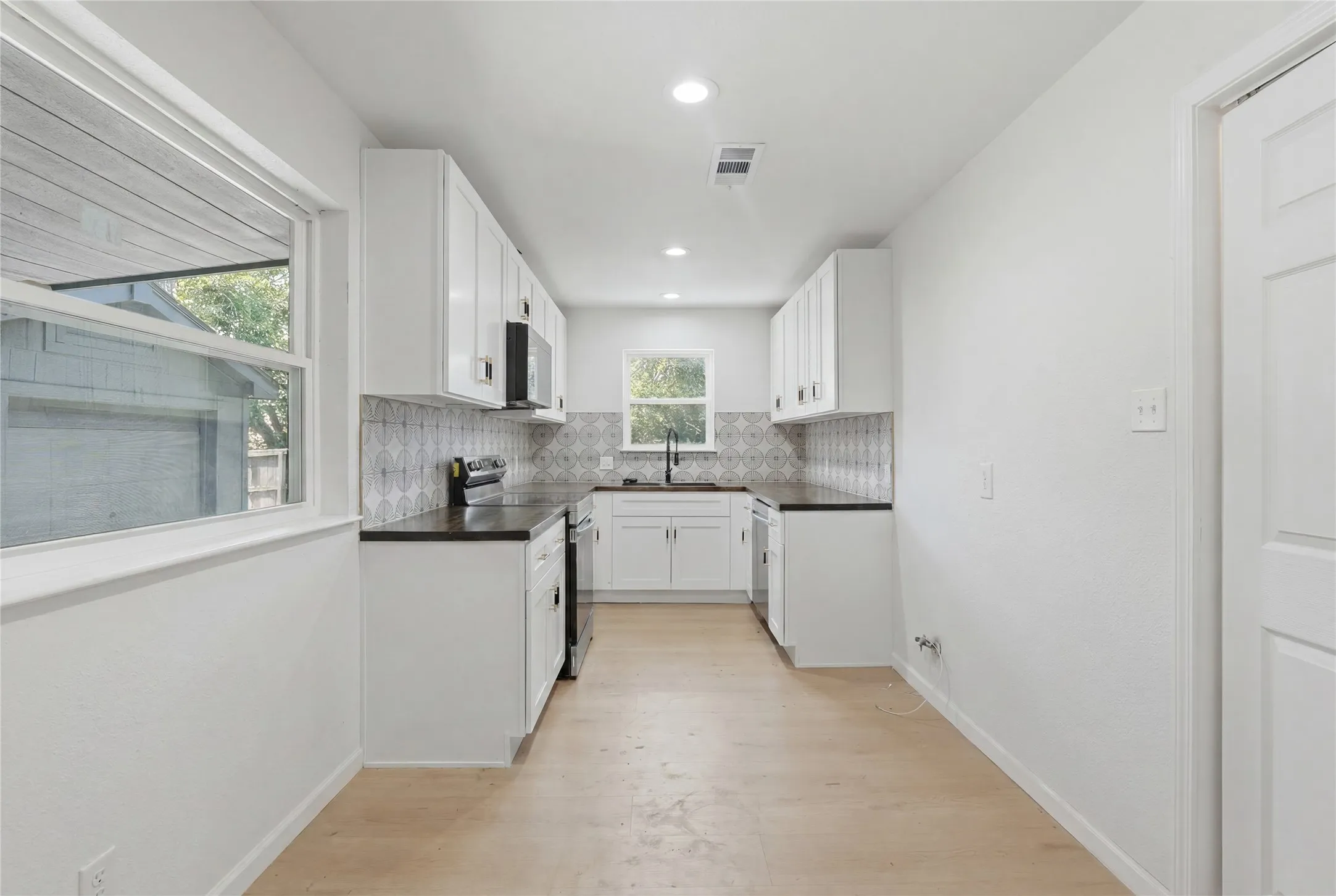 Single Family Residence For Sale in Tarrant County , 2706 Mintwood Place, Arlington, Texas 76016, 3 Bedroom, 2 Bathroom, 2 Garage spaces, 1,260 Sqft, built in 1972, Price $296,000, mls#21326693, Real Estate Agent in Arlington, Homes For Sale in Tarrant county, Homes For Sale in Arlington, Realtor in Arlington Texas, Real Estate Brokerage Independent Realty Texas, Luminita Cordes Realtor