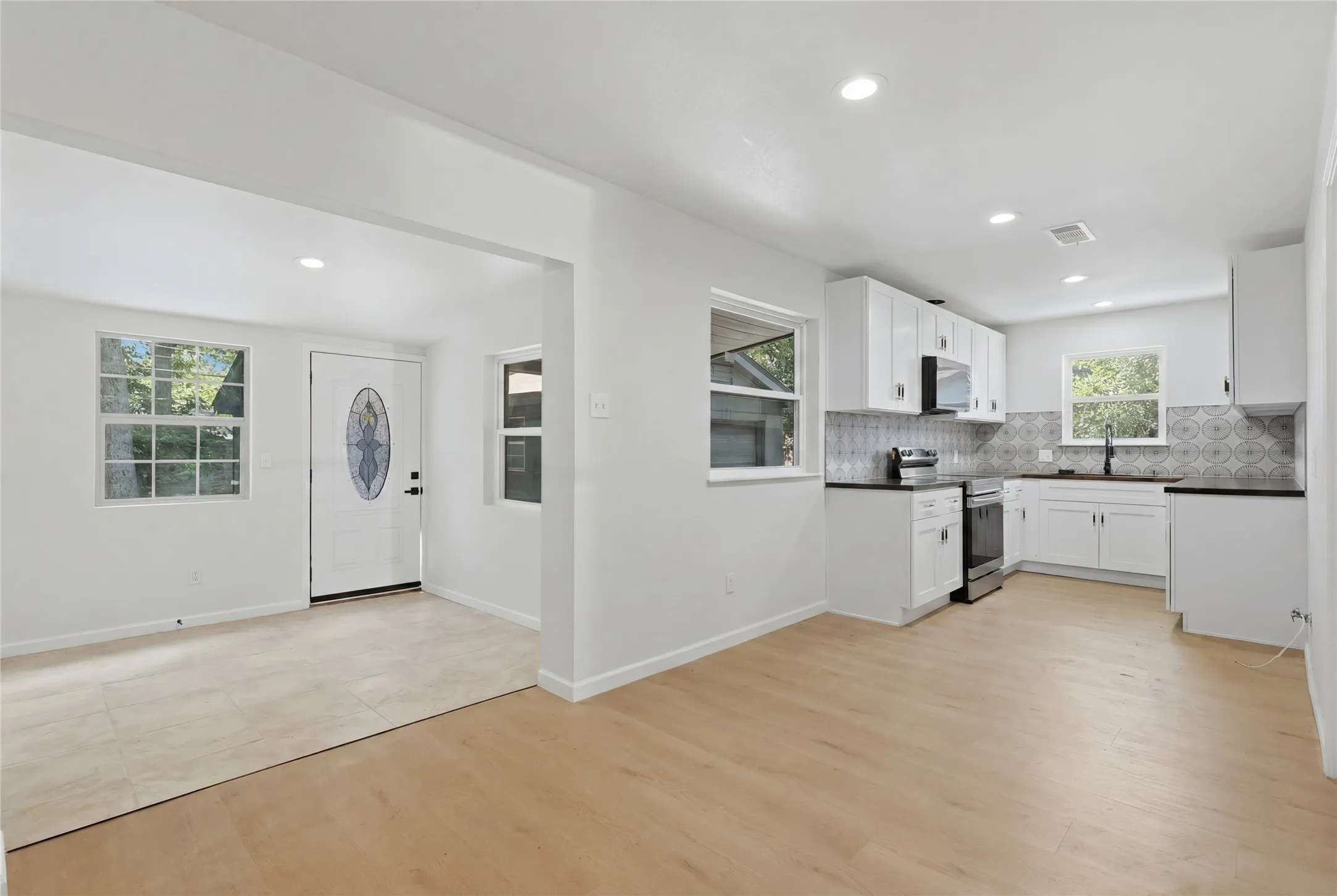 Single Family Residence For Sale in Tarrant County , 2706 Mintwood Place, Arlington, Texas 76016, 3 Bedroom, 2 Bathroom, 2 Garage spaces, 1,260 Sqft, built in 1972, Price $296,000, mls#21326693, Real Estate Agent in Arlington, Homes For Sale in Tarrant county, Homes For Sale in Arlington, Realtor in Arlington Texas, Real Estate Brokerage Independent Realty Texas, Luminita Cordes Realtor