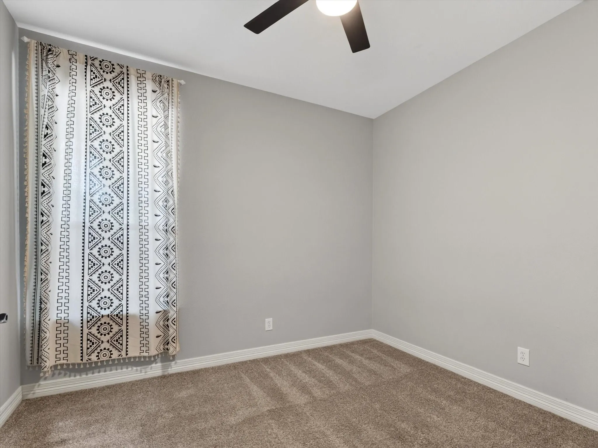Single Family Residence For Sale in Grayson County , 902 N Main Street, Tioga, Texas 76271, 3 Bedroom, 2 Bathroom, 2 Garage spaces, 2,299 Sqft, built in 2021, mls#21312369, Real Estate Agent in Tioga, Homes For Sale in Grayson county, Homes For Sale in Tioga, Realtor in Tioga Texas, Real Estate Brokerage Independent Realty Texas, Luminita Cordes Realtor