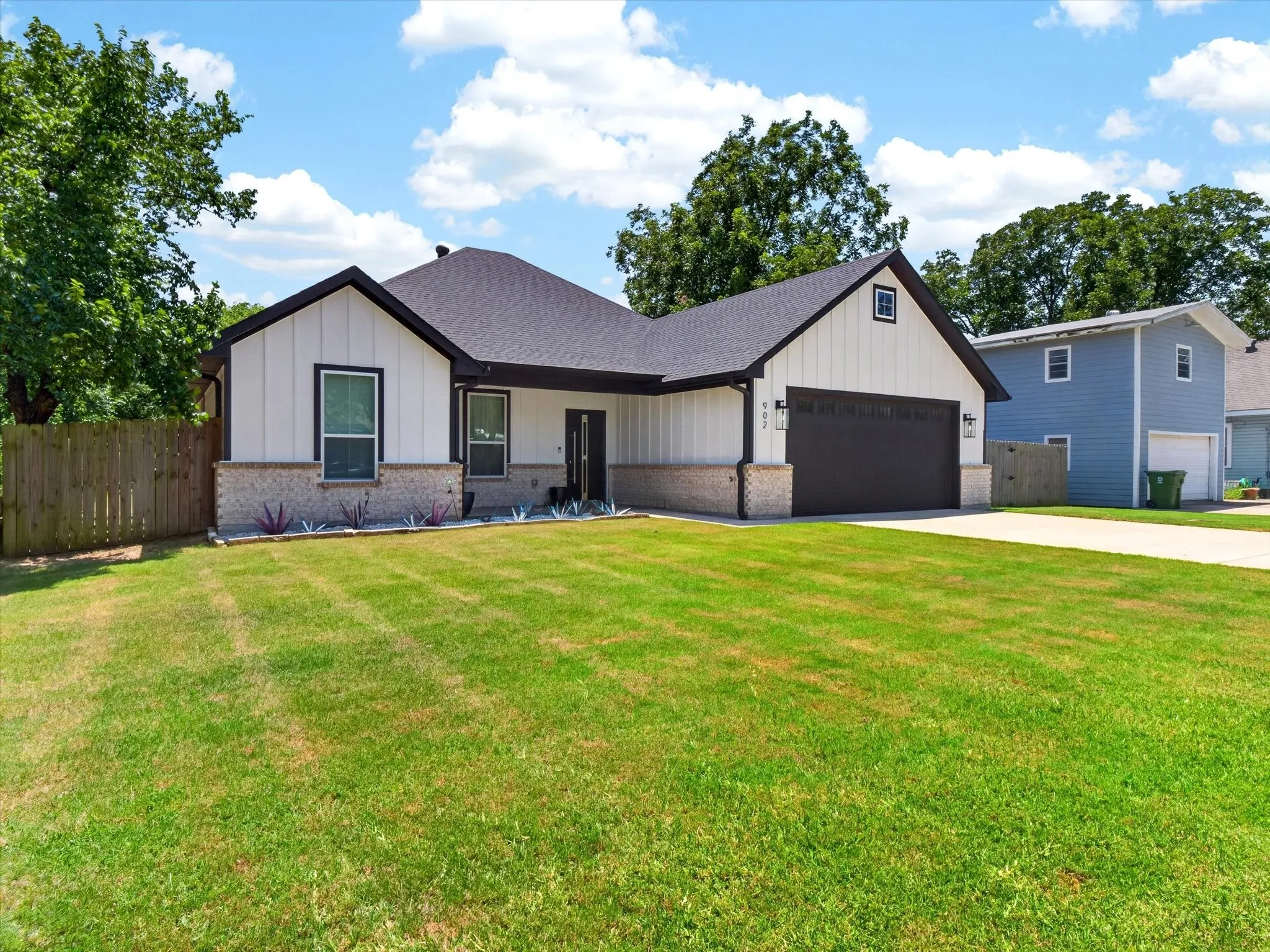 Single Family Residence For Sale in Grayson County , 902 N Main Street, Tioga, Texas 76271, 3 Bedroom, 2 Bathroom, 2 Garage spaces, 2,299 Sqft, built in 2021, mls#21312369, Real Estate Agent in Tioga, Homes For Sale in Grayson county, Homes For Sale in Tioga, Realtor in Tioga Texas, Real Estate Brokerage Independent Realty Texas, Luminita Cordes Realtor