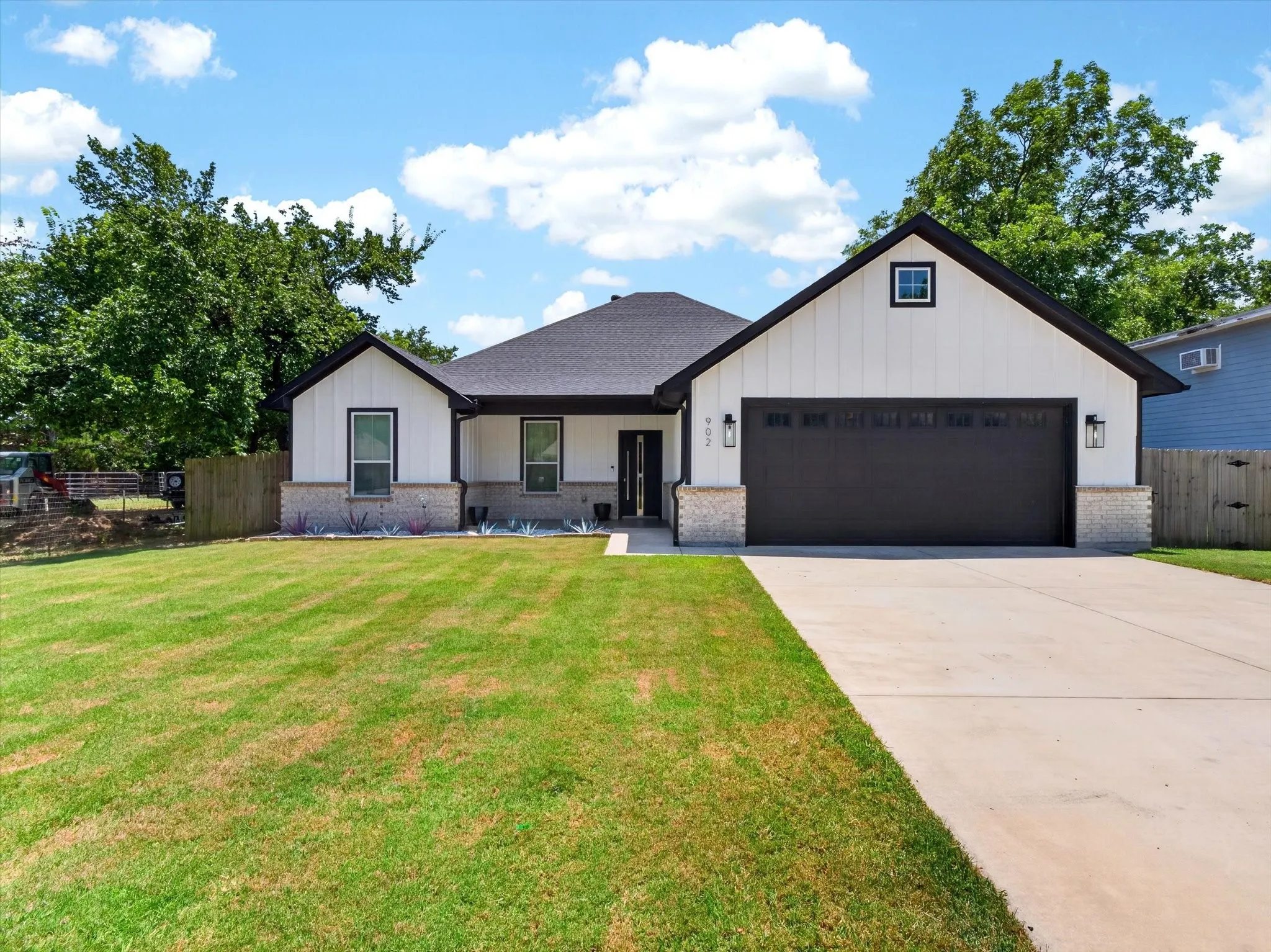 Single Family Residence For Sale in Grayson County , 902 N Main Street, Tioga, Texas 76271, 3 Bedroom, 2 Bathroom, 2 Garage spaces, 2,299 Sqft, built in 2021, mls#21312369, Real Estate Agent in Tioga, Homes For Sale in Grayson county, Homes For Sale in Tioga, Realtor in Tioga Texas, Real Estate Brokerage Independent Realty Texas, Luminita Cordes Realtor