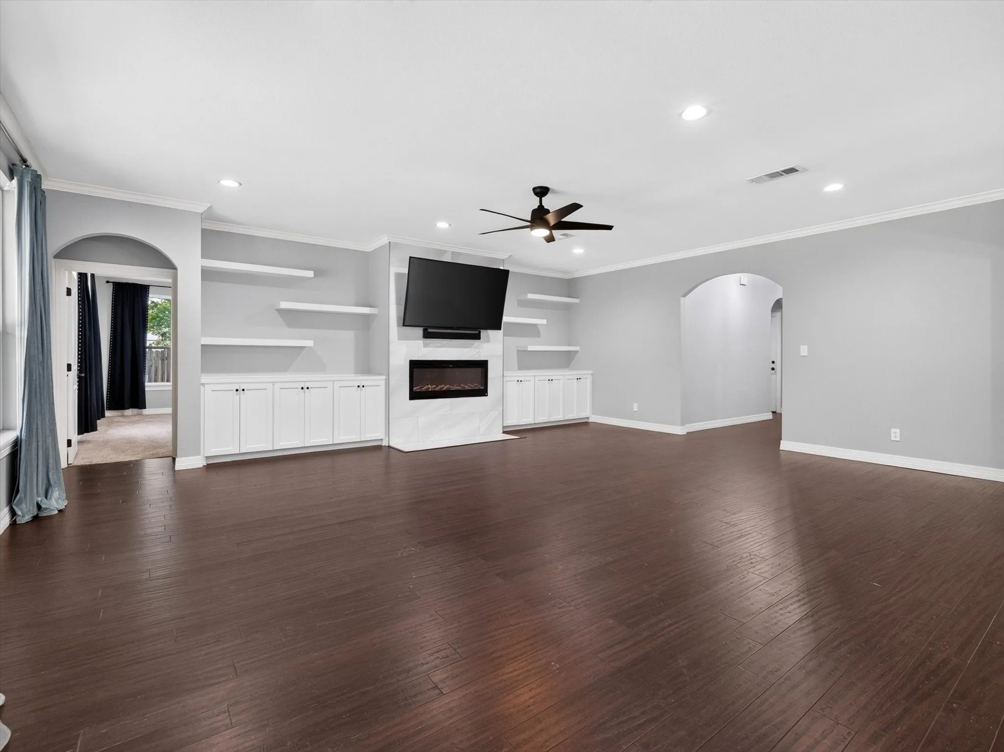 Single Family Residence For Sale in Grayson County , 902 N Main Street, Tioga, Texas 76271, 3 Bedroom, 2 Bathroom, 2 Garage spaces, 2,299 Sqft, built in 2021, mls#21312369, Real Estate Agent in Tioga, Homes For Sale in Grayson county, Homes For Sale in Tioga, Realtor in Tioga Texas, Real Estate Brokerage Independent Realty Texas, Luminita Cordes Realtor