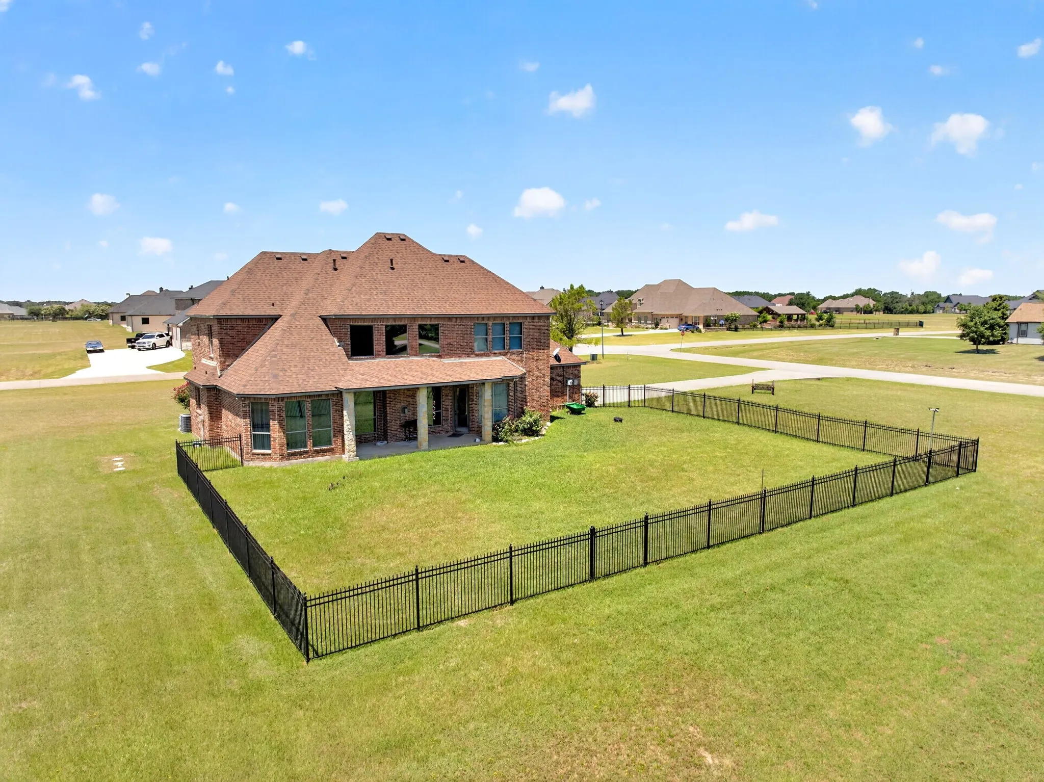 Single Family Residence For Sale in Kaufman County , 1132 Shadow Lakes Drive, Wills Point, Texas 75169, 4 Bedroom, 4 Bathroom, 3 Garage spaces, 3,571 Sqft, built in 2007, mls#21322353, Real Estate Agent in Wills Point, Homes For Sale in Kaufman county, Homes For Sale in Wills Point, Realtor in Wills Point Texas, Real Estate Brokerage Independent Realty Texas, Luminita Cordes Realtor