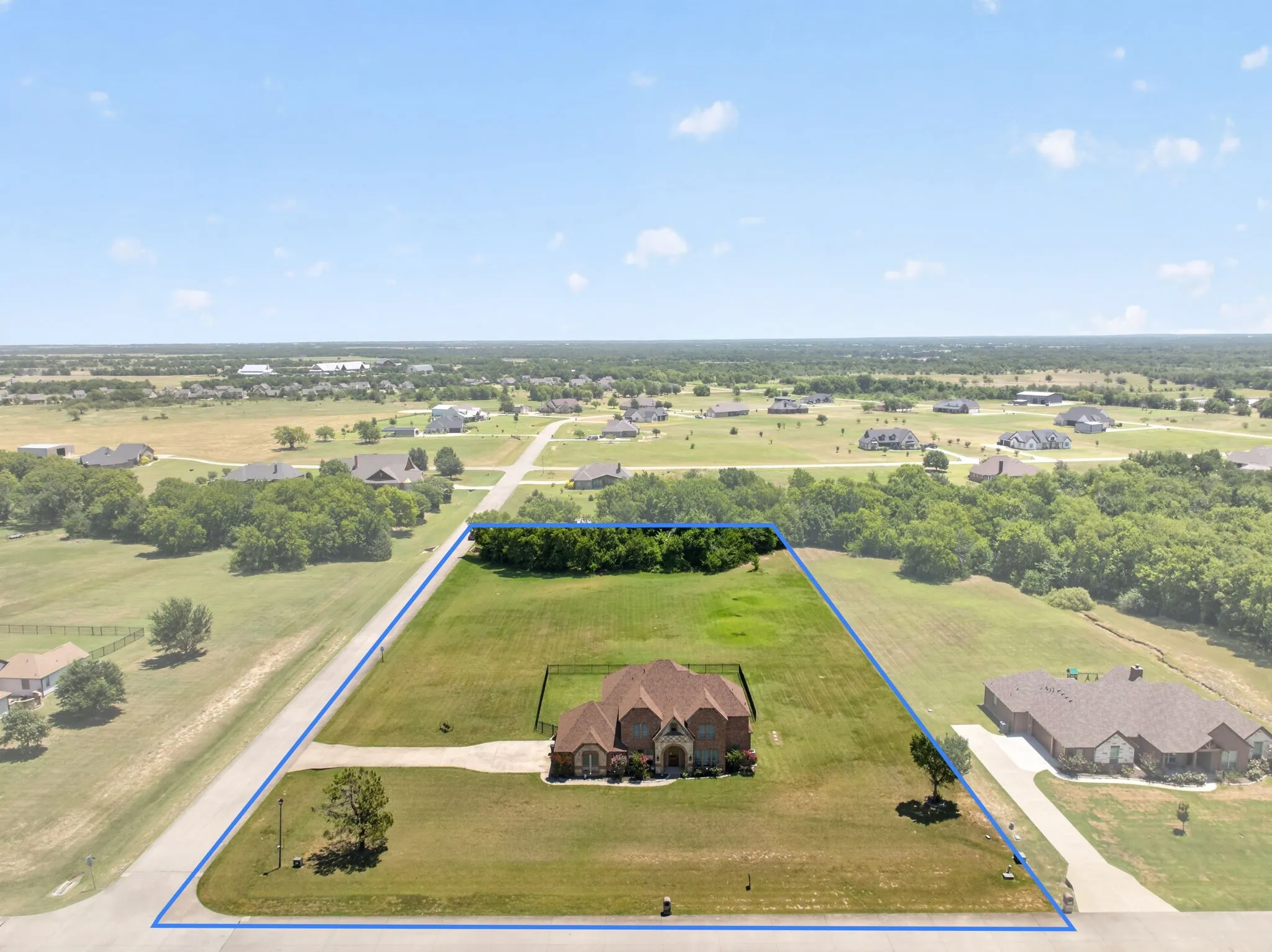 Single Family Residence For Sale in Kaufman County , 1132 Shadow Lakes Drive, Wills Point, Texas 75169, 4 Bedroom, 4 Bathroom, 3 Garage spaces, 3,571 Sqft, built in 2007, mls#21322353, Real Estate Agent in Wills Point, Homes For Sale in Kaufman county, Homes For Sale in Wills Point, Realtor in Wills Point Texas, Real Estate Brokerage Independent Realty Texas, Luminita Cordes Realtor