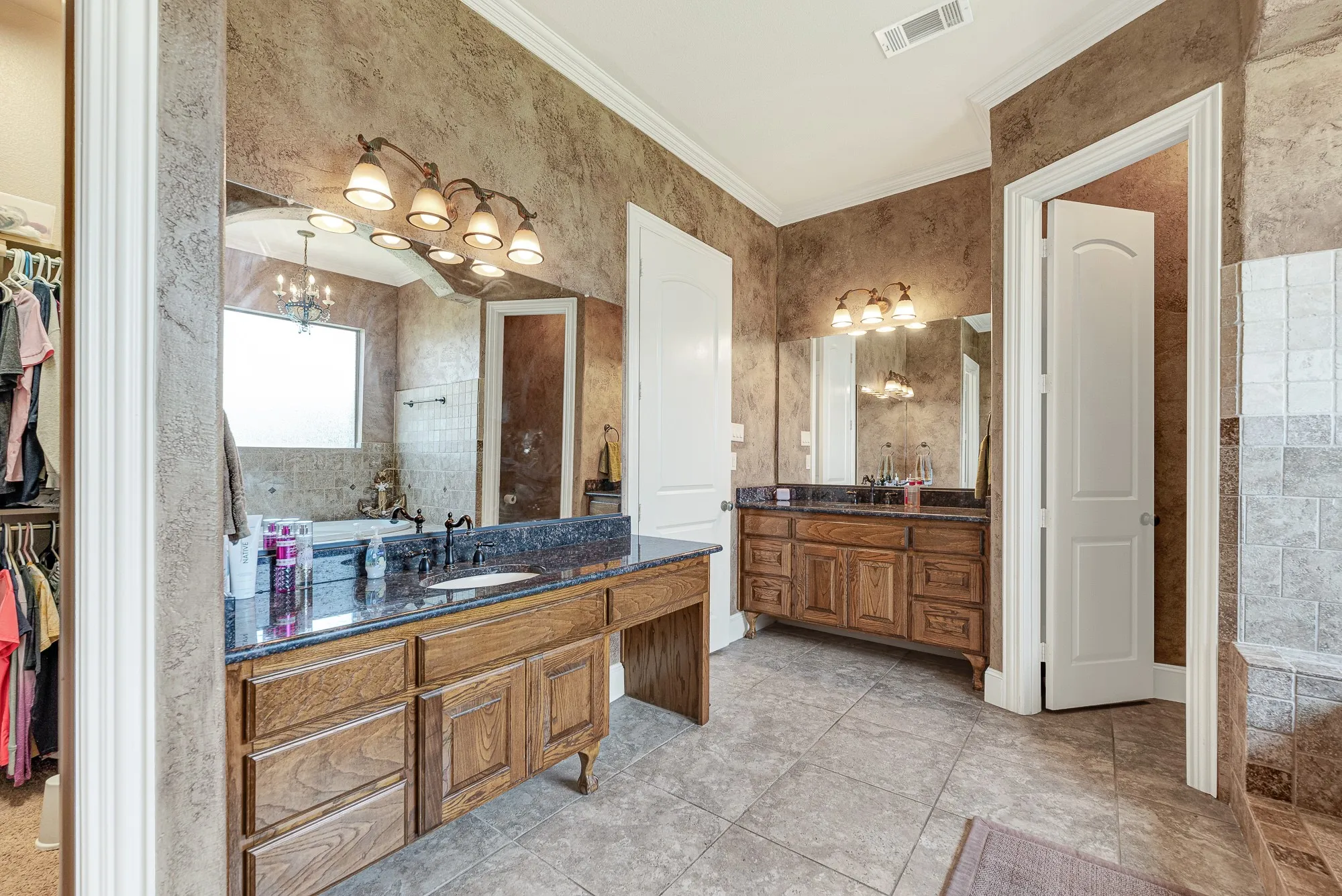 The layout opens up to reveal separate individual grooming stations and easy access to a spacious walk-in wardrobe area. You can effortlessly glide through your morning routine side-by-side without ever interrupting each other’s personal space.