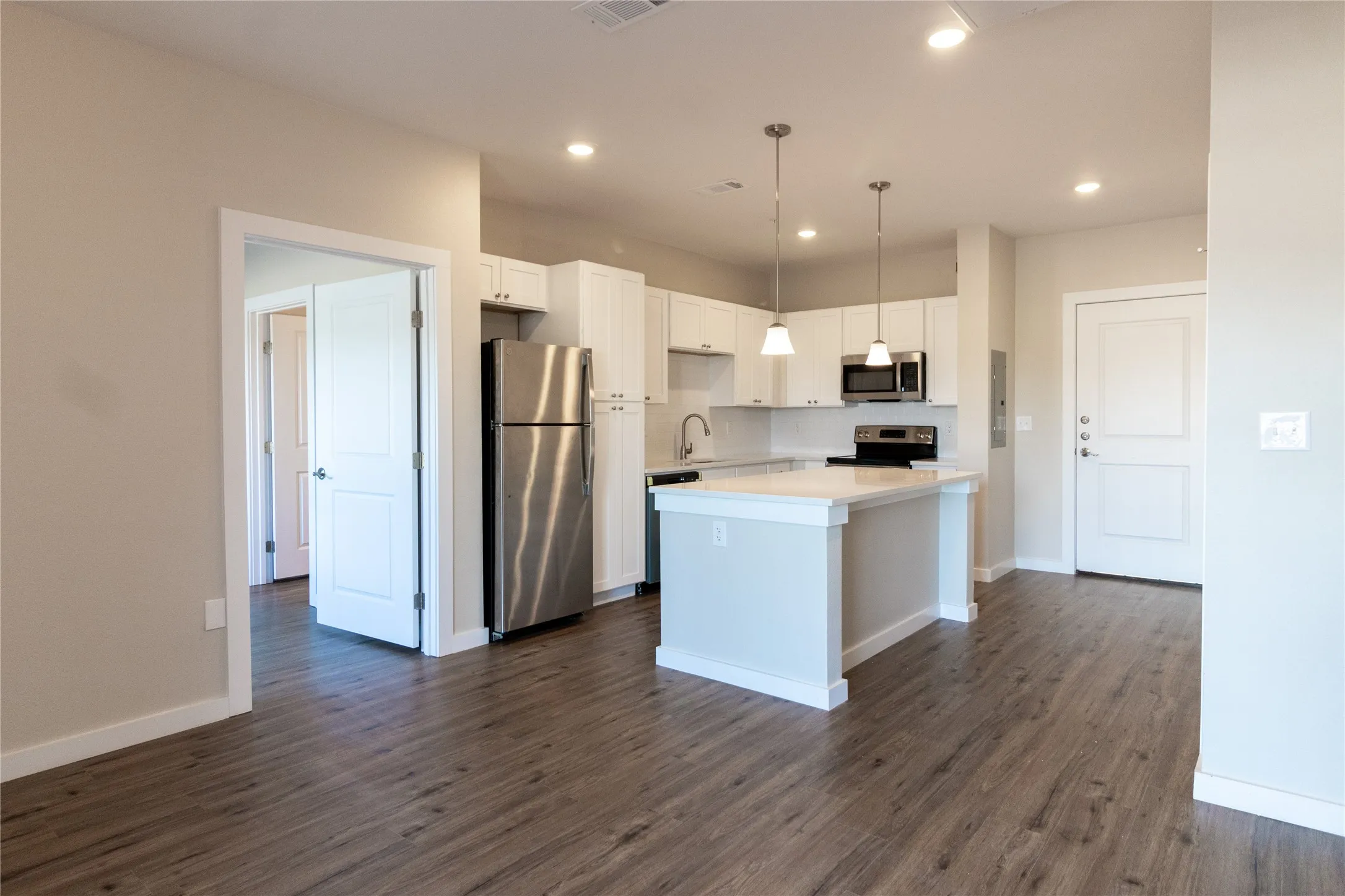 Apartment For Rent in Tarrant County , 7149 Trail Lake Drive, Fort Worth, Texas 76133, 2 Bedroom, 2 Bathroom, Garage spaces, 1,000 Sqft, built in 2024, mls#21326697, Real Estate Agent in Fort Worth, Homes For Rent in Tarrant county, Homes For Rent in Fort Worth, Realtor in Fort Worth Texas, Real Estate Brokerage Independent Realty Texas, Luminita Cordes Realtor