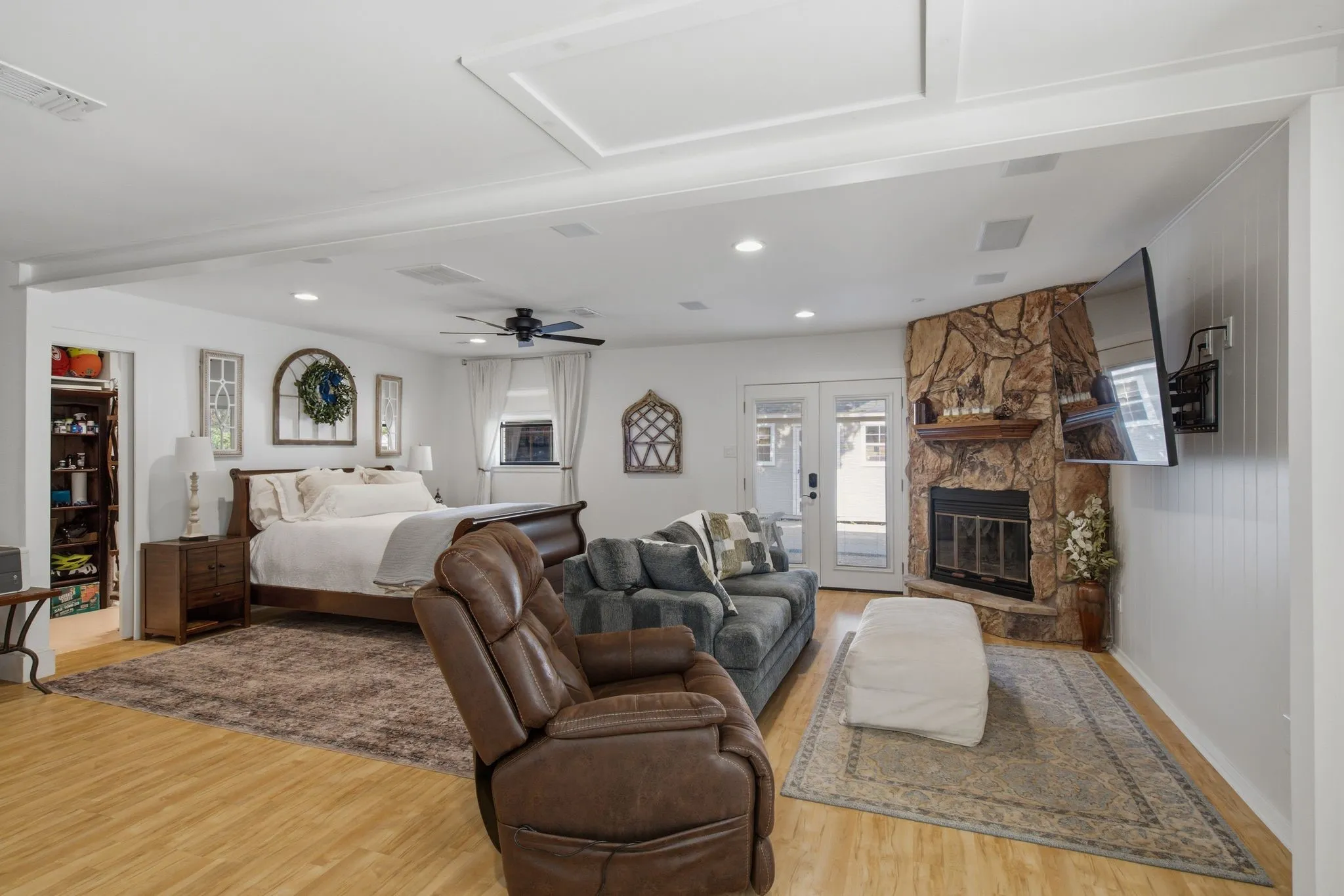 Single Family Residence For Sale in Tarrant County , 3001 Curry Road, Arlington, Texas 76001, 4 Bedroom, 3 Bathroom, 3 Garage spaces, 3,619 Sqft, built in 1961, mls#21326325, Real Estate Agent in Arlington, Homes For Sale in Tarrant county, Homes For Sale in Arlington, Realtor in Arlington Texas, Real Estate Brokerage Independent Realty Texas, Luminita Cordes Realtor