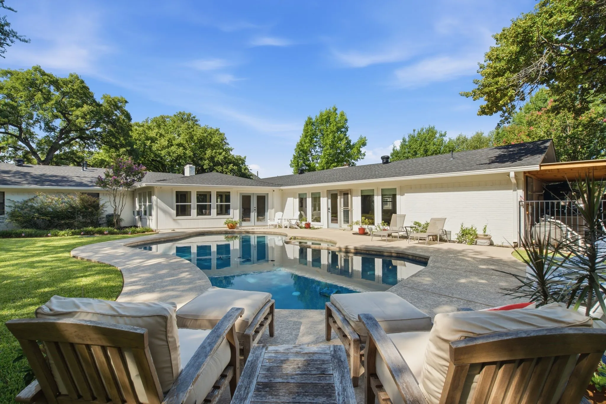 Single Family Residence For Sale in Tarrant County , 3001 Curry Road, Arlington, Texas 76001, 4 Bedroom, 3 Bathroom, 3 Garage spaces, 3,619 Sqft, built in 1961, mls#21326325, Real Estate Agent in Arlington, Homes For Sale in Tarrant county, Homes For Sale in Arlington, Realtor in Arlington Texas, Real Estate Brokerage Independent Realty Texas, Luminita Cordes Realtor