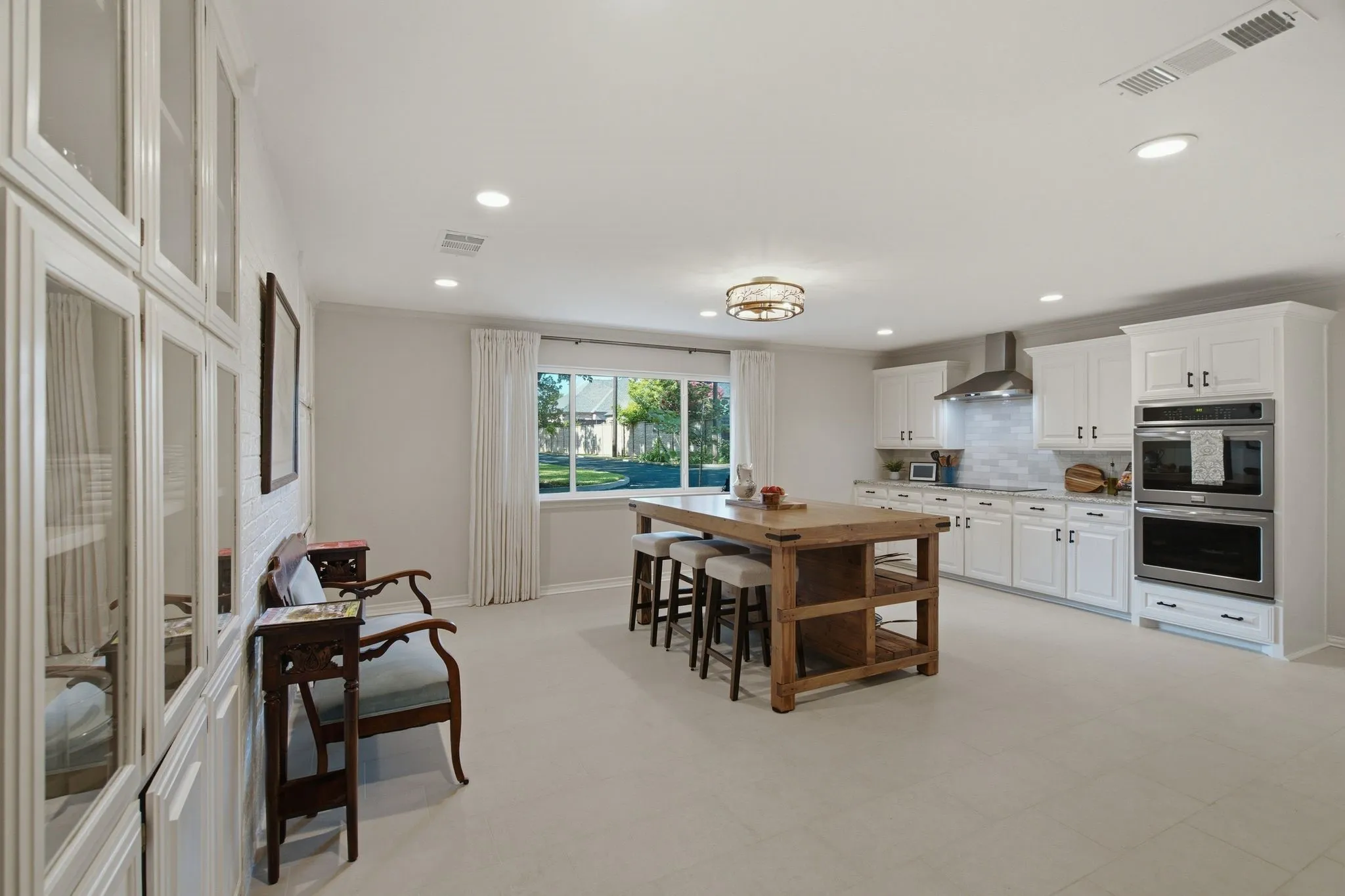 Single Family Residence For Sale in Tarrant County , 3001 Curry Road, Arlington, Texas 76001, 4 Bedroom, 3 Bathroom, 3 Garage spaces, 3,619 Sqft, built in 1961, mls#21326325, Real Estate Agent in Arlington, Homes For Sale in Tarrant county, Homes For Sale in Arlington, Realtor in Arlington Texas, Real Estate Brokerage Independent Realty Texas, Luminita Cordes Realtor