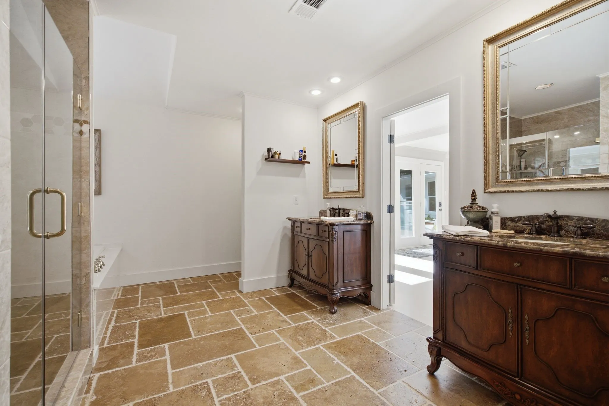 Single Family Residence For Sale in Tarrant County , 3001 Curry Road, Arlington, Texas 76001, 4 Bedroom, 3 Bathroom, 3 Garage spaces, 3,619 Sqft, built in 1961, mls#21326325, Real Estate Agent in Arlington, Homes For Sale in Tarrant county, Homes For Sale in Arlington, Realtor in Arlington Texas, Real Estate Brokerage Independent Realty Texas, Luminita Cordes Realtor