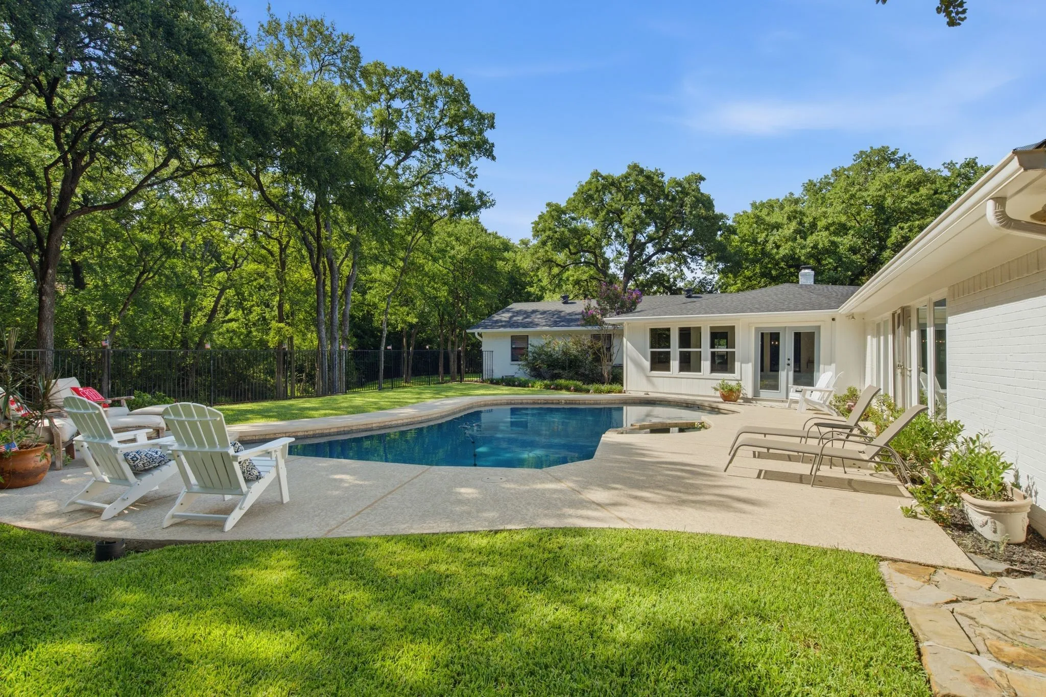 Single Family Residence For Sale in Tarrant County , 3001 Curry Road, Arlington, Texas 76001, 4 Bedroom, 3 Bathroom, 3 Garage spaces, 3,619 Sqft, built in 1961, mls#21326325, Real Estate Agent in Arlington, Homes For Sale in Tarrant county, Homes For Sale in Arlington, Realtor in Arlington Texas, Real Estate Brokerage Independent Realty Texas, Luminita Cordes Realtor