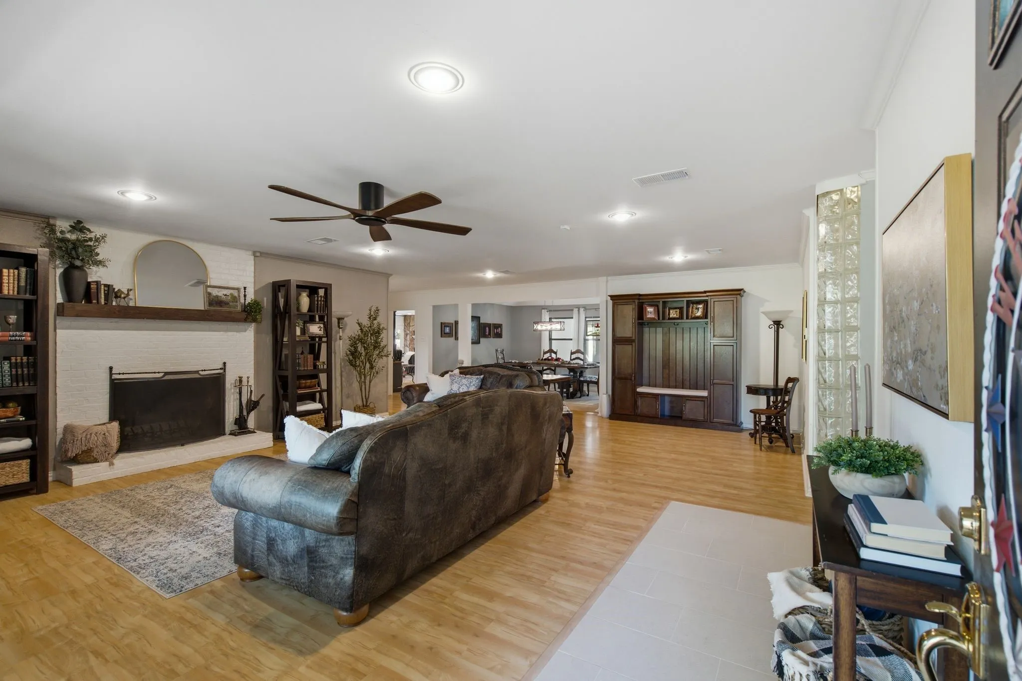 Single Family Residence For Sale in Tarrant County , 3001 Curry Road, Arlington, Texas 76001, 4 Bedroom, 3 Bathroom, 3 Garage spaces, 3,619 Sqft, built in 1961, mls#21326325, Real Estate Agent in Arlington, Homes For Sale in Tarrant county, Homes For Sale in Arlington, Realtor in Arlington Texas, Real Estate Brokerage Independent Realty Texas, Luminita Cordes Realtor