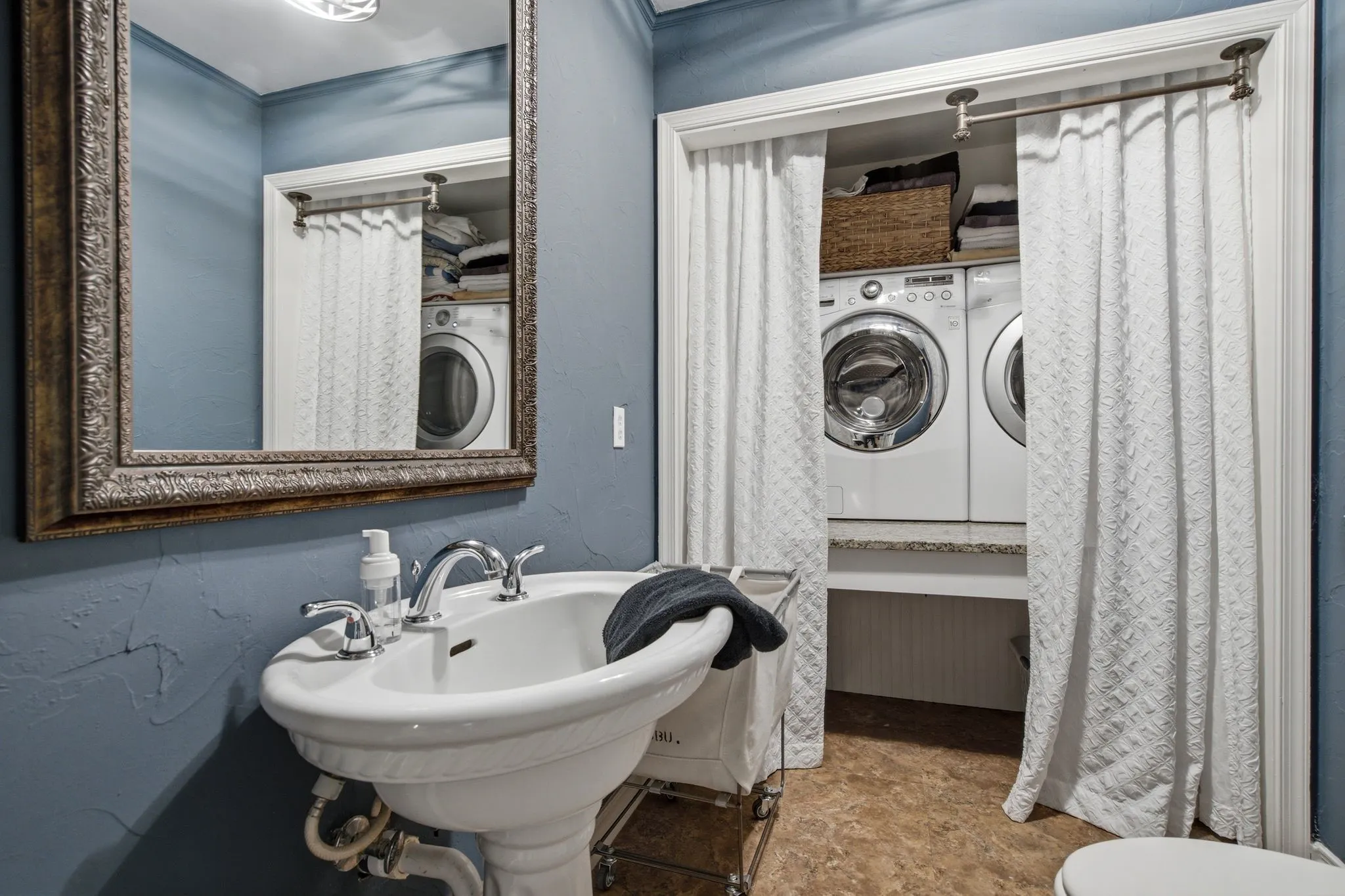 Single Family Residence For Sale in Tarrant County , 3001 Curry Road, Arlington, Texas 76001, 4 Bedroom, 3 Bathroom, 3 Garage spaces, 3,619 Sqft, built in 1961, mls#21326325, Real Estate Agent in Arlington, Homes For Sale in Tarrant county, Homes For Sale in Arlington, Realtor in Arlington Texas, Real Estate Brokerage Independent Realty Texas, Luminita Cordes Realtor
