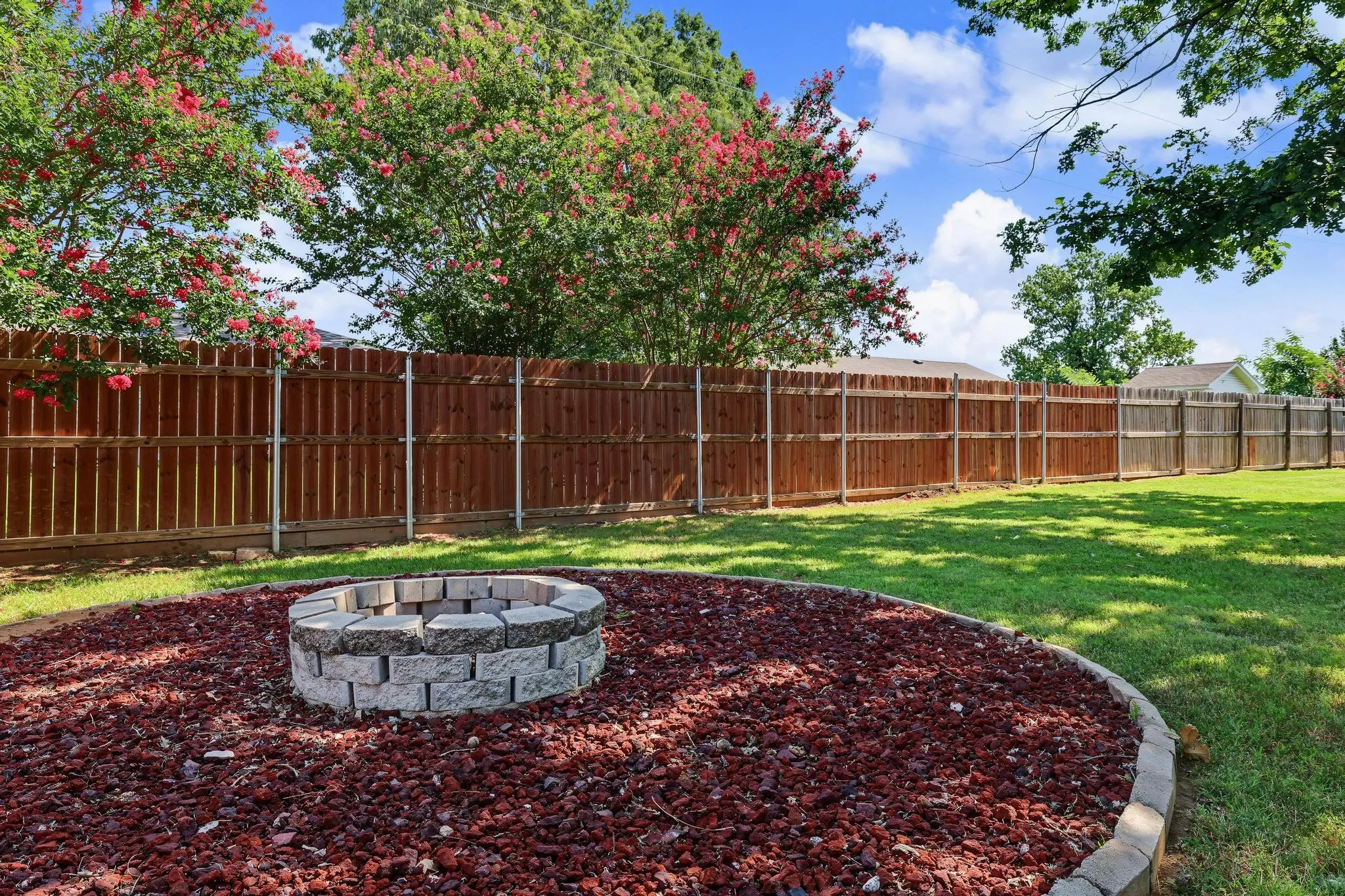 Single Family Residence For Sale in Grayson County , 202 Daniel Court, Collinsville, Texas 76233, 3 Bedroom, 2 Bathroom, 2 Garage spaces, 1,889 Sqft, built in 2002, mls#21326536, Real Estate Agent in Collinsville, Homes For Sale in Grayson county, Homes For Sale in Collinsville, Realtor in Collinsville Texas, Real Estate Brokerage Independent Realty Texas, Luminita Cordes Realtor