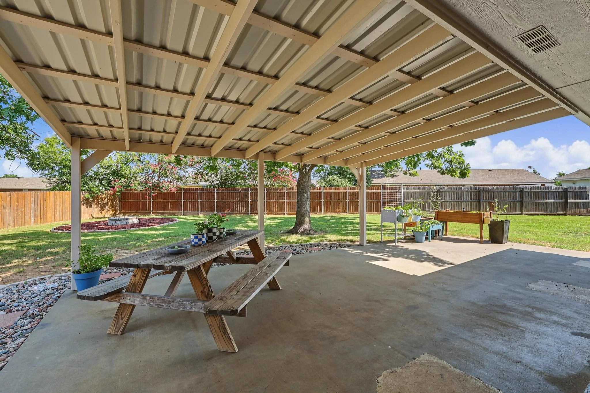 Single Family Residence For Sale in Grayson County , 202 Daniel Court, Collinsville, Texas 76233, 3 Bedroom, 2 Bathroom, 2 Garage spaces, 1,889 Sqft, built in 2002, mls#21326536, Real Estate Agent in Collinsville, Homes For Sale in Grayson county, Homes For Sale in Collinsville, Realtor in Collinsville Texas, Real Estate Brokerage Independent Realty Texas, Luminita Cordes Realtor