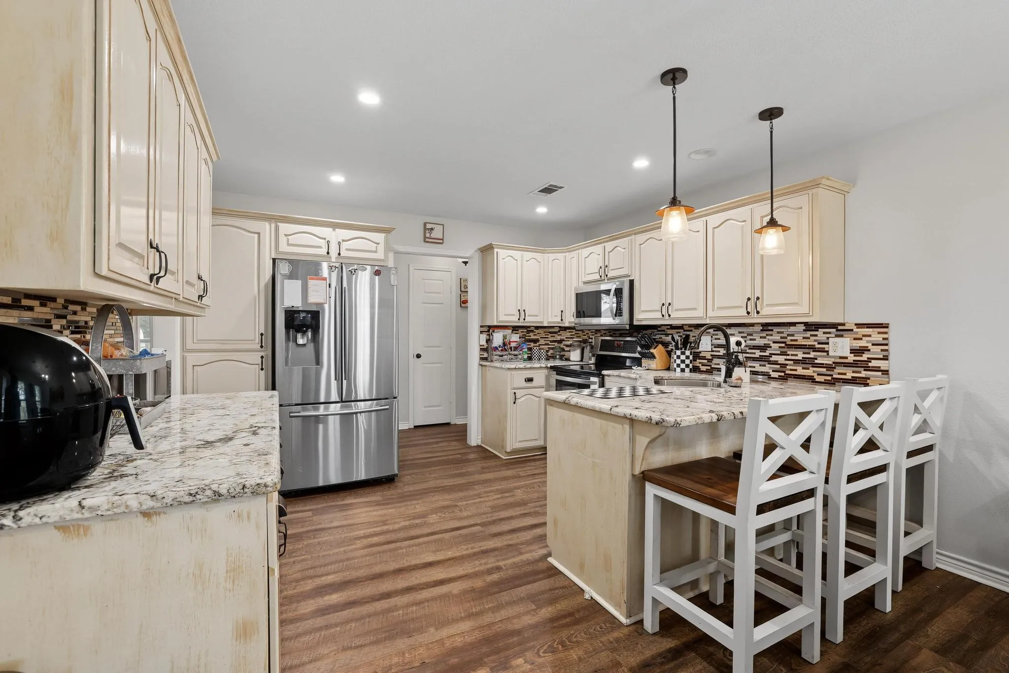 Single Family Residence For Sale in Grayson County , 202 Daniel Court, Collinsville, Texas 76233, 3 Bedroom, 2 Bathroom, 2 Garage spaces, 1,889 Sqft, built in 2002, mls#21326536, Real Estate Agent in Collinsville, Homes For Sale in Grayson county, Homes For Sale in Collinsville, Realtor in Collinsville Texas, Real Estate Brokerage Independent Realty Texas, Luminita Cordes Realtor