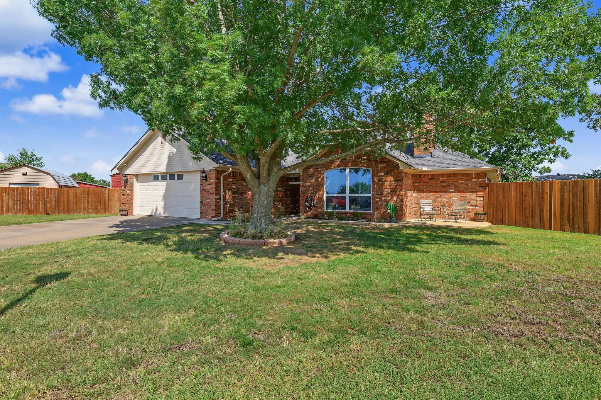 Single Family Residence For Sale in Grayson County , 202 Daniel Court, Collinsville, Texas 76233, 3 Bedroom, 2 Bathroom, 2 Garage spaces, 1,889 Sqft, built in 2002, mls#21326536, Real Estate Agent in Collinsville, Homes For Sale in Grayson county, Homes For Sale in Collinsville, Realtor in Collinsville Texas, Real Estate Brokerage Independent Realty Texas, Luminita Cordes Realtor