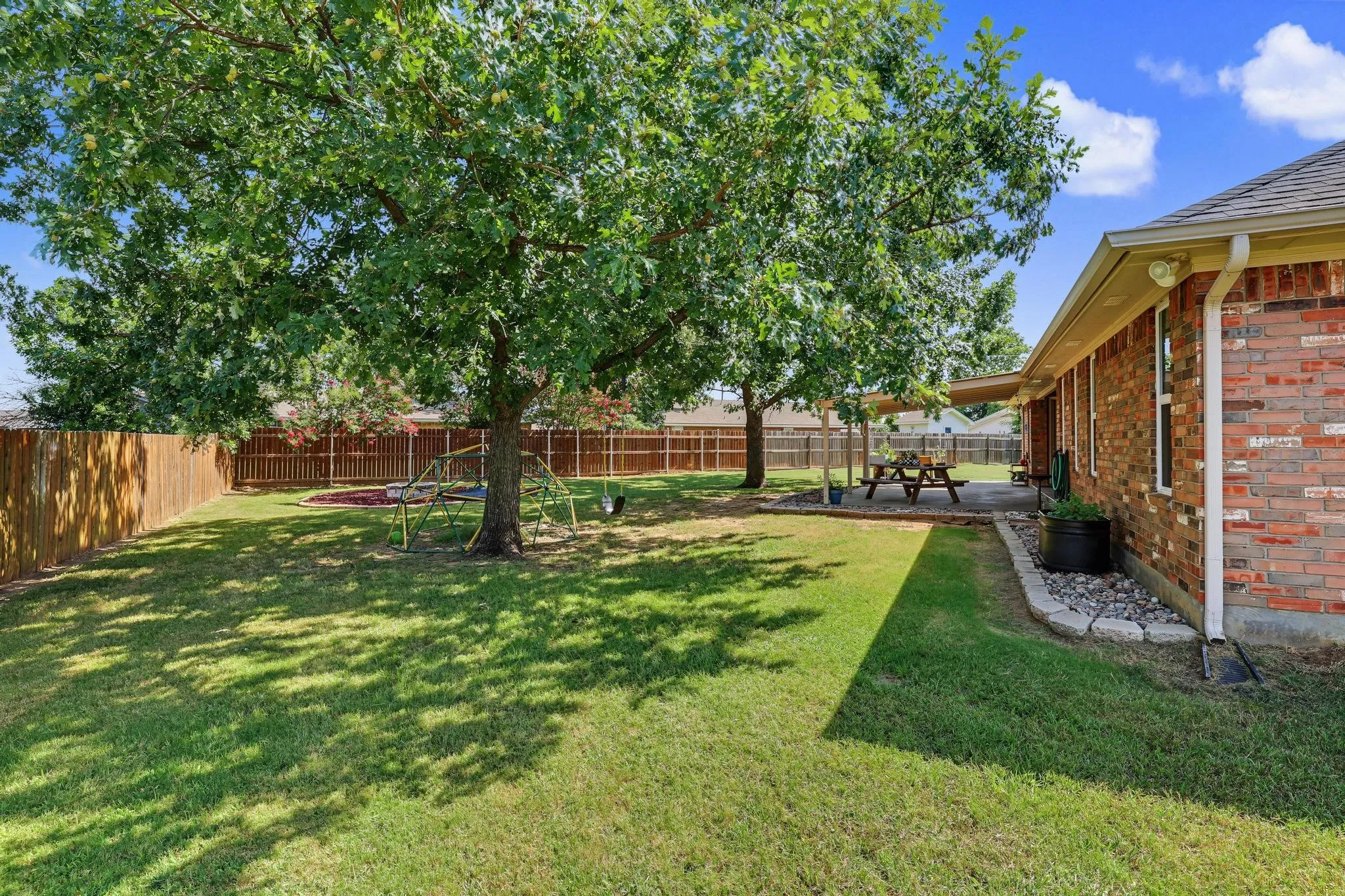 Single Family Residence For Sale in Grayson County , 202 Daniel Court, Collinsville, Texas 76233, 3 Bedroom, 2 Bathroom, 2 Garage spaces, 1,889 Sqft, built in 2002, mls#21326536, Real Estate Agent in Collinsville, Homes For Sale in Grayson county, Homes For Sale in Collinsville, Realtor in Collinsville Texas, Real Estate Brokerage Independent Realty Texas, Luminita Cordes Realtor
