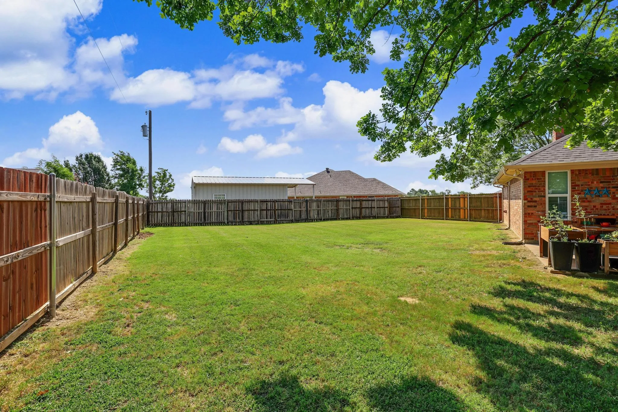 Single Family Residence For Sale in Grayson County , 202 Daniel Court, Collinsville, Texas 76233, 3 Bedroom, 2 Bathroom, 2 Garage spaces, 1,889 Sqft, built in 2002, mls#21326536, Real Estate Agent in Collinsville, Homes For Sale in Grayson county, Homes For Sale in Collinsville, Realtor in Collinsville Texas, Real Estate Brokerage Independent Realty Texas, Luminita Cordes Realtor