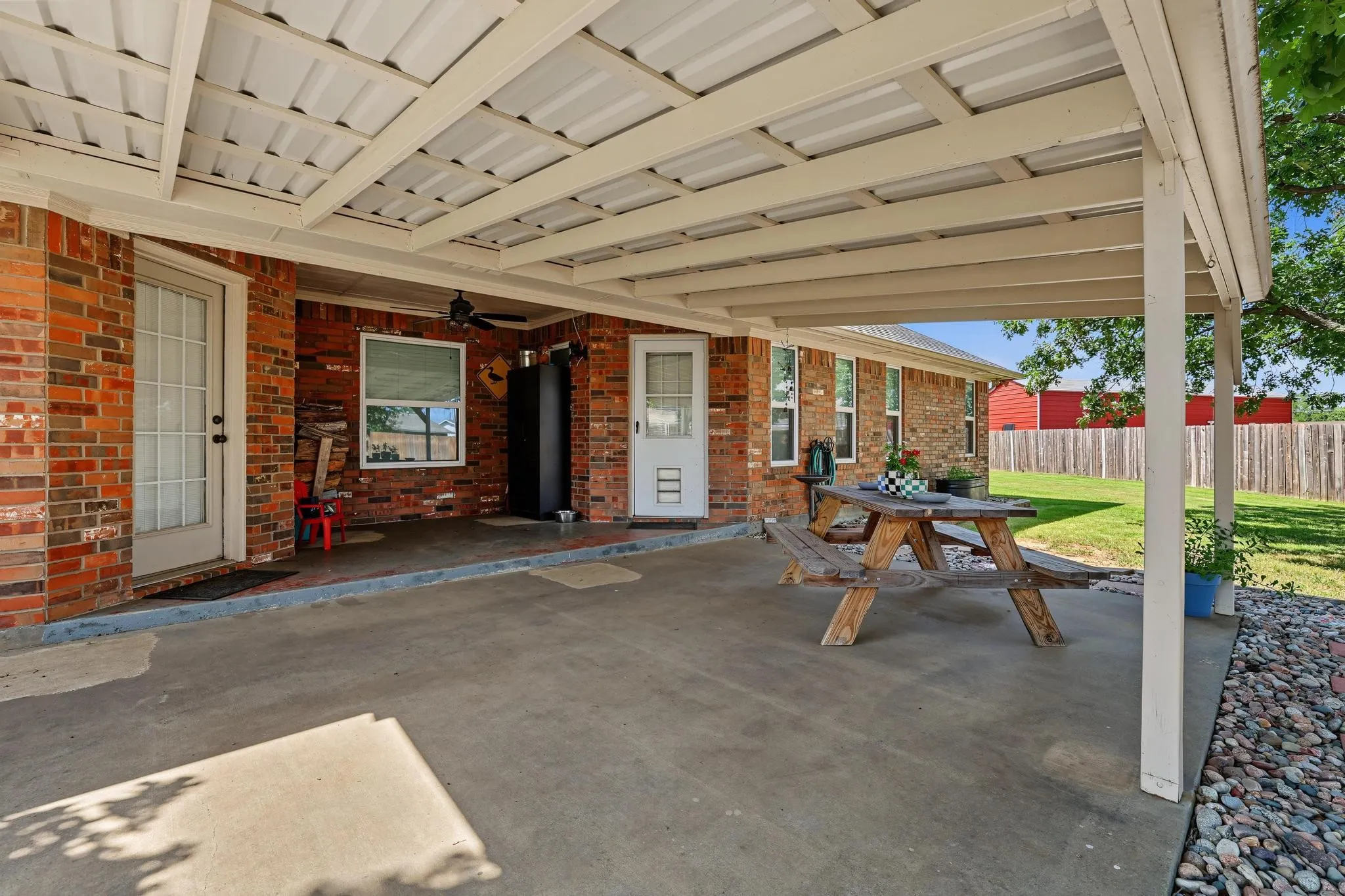 Single Family Residence For Sale in Grayson County , 202 Daniel Court, Collinsville, Texas 76233, 3 Bedroom, 2 Bathroom, 2 Garage spaces, 1,889 Sqft, built in 2002, mls#21326536, Real Estate Agent in Collinsville, Homes For Sale in Grayson county, Homes For Sale in Collinsville, Realtor in Collinsville Texas, Real Estate Brokerage Independent Realty Texas, Luminita Cordes Realtor