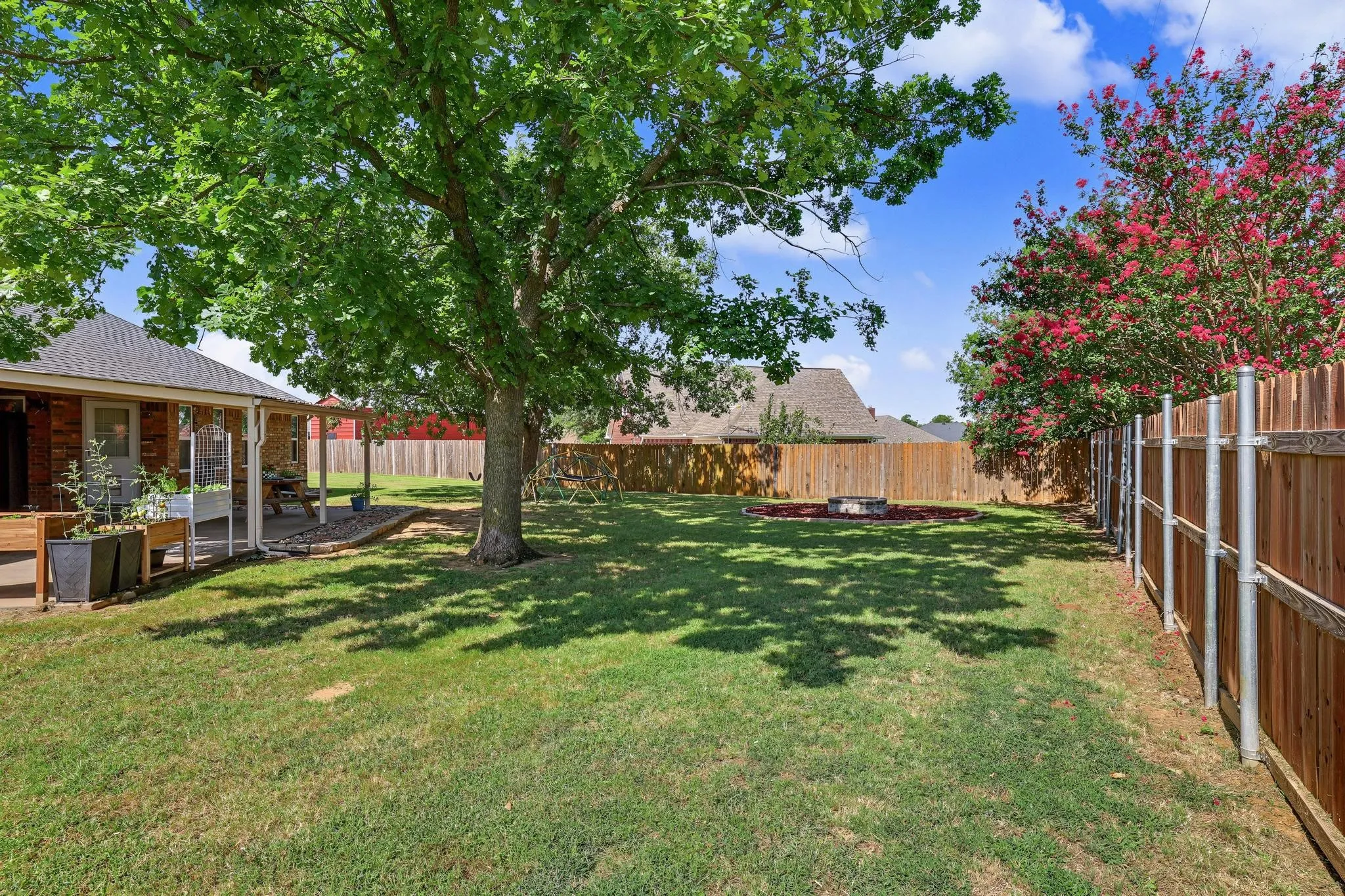 Single Family Residence For Sale in Grayson County , 202 Daniel Court, Collinsville, Texas 76233, 3 Bedroom, 2 Bathroom, 2 Garage spaces, 1,889 Sqft, built in 2002, mls#21326536, Real Estate Agent in Collinsville, Homes For Sale in Grayson county, Homes For Sale in Collinsville, Realtor in Collinsville Texas, Real Estate Brokerage Independent Realty Texas, Luminita Cordes Realtor