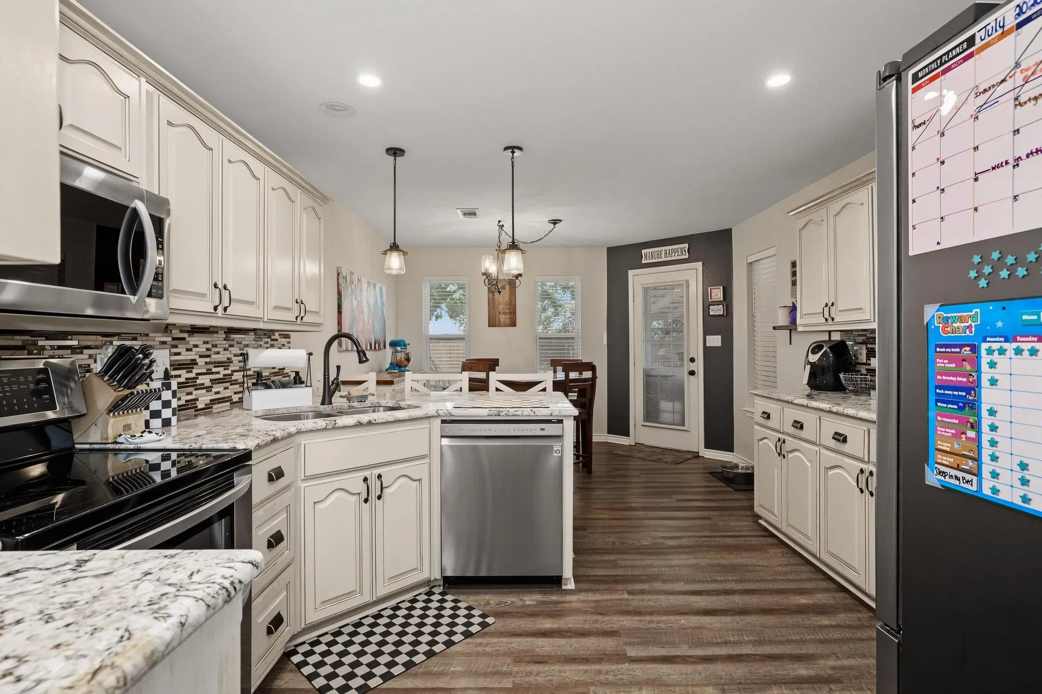 Single Family Residence For Sale in Grayson County , 202 Daniel Court, Collinsville, Texas 76233, 3 Bedroom, 2 Bathroom, 2 Garage spaces, 1,889 Sqft, built in 2002, mls#21326536, Real Estate Agent in Collinsville, Homes For Sale in Grayson county, Homes For Sale in Collinsville, Realtor in Collinsville Texas, Real Estate Brokerage Independent Realty Texas, Luminita Cordes Realtor