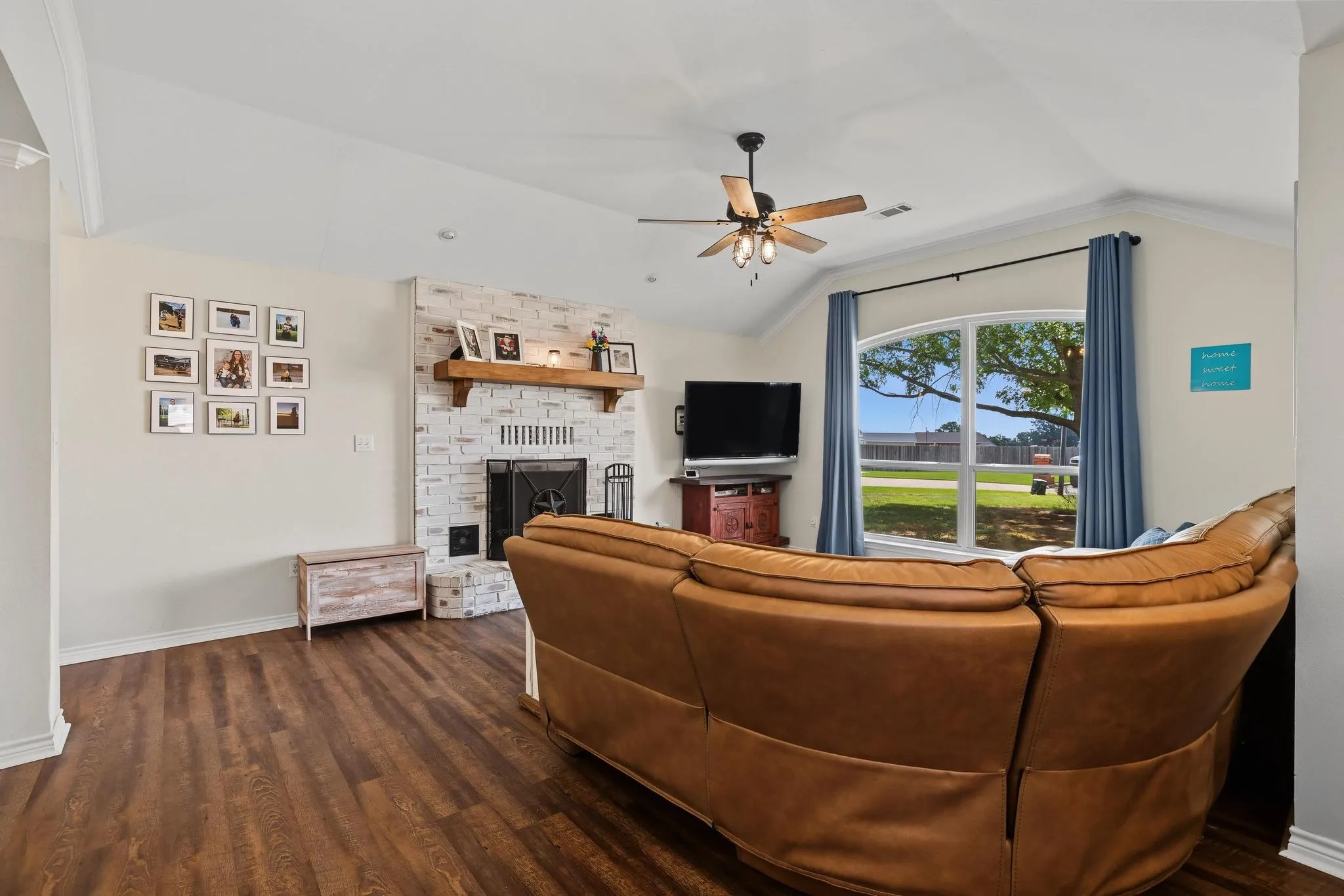 Single Family Residence For Sale in Grayson County , 202 Daniel Court, Collinsville, Texas 76233, 3 Bedroom, 2 Bathroom, 2 Garage spaces, 1,889 Sqft, built in 2002, mls#21326536, Real Estate Agent in Collinsville, Homes For Sale in Grayson county, Homes For Sale in Collinsville, Realtor in Collinsville Texas, Real Estate Brokerage Independent Realty Texas, Luminita Cordes Realtor