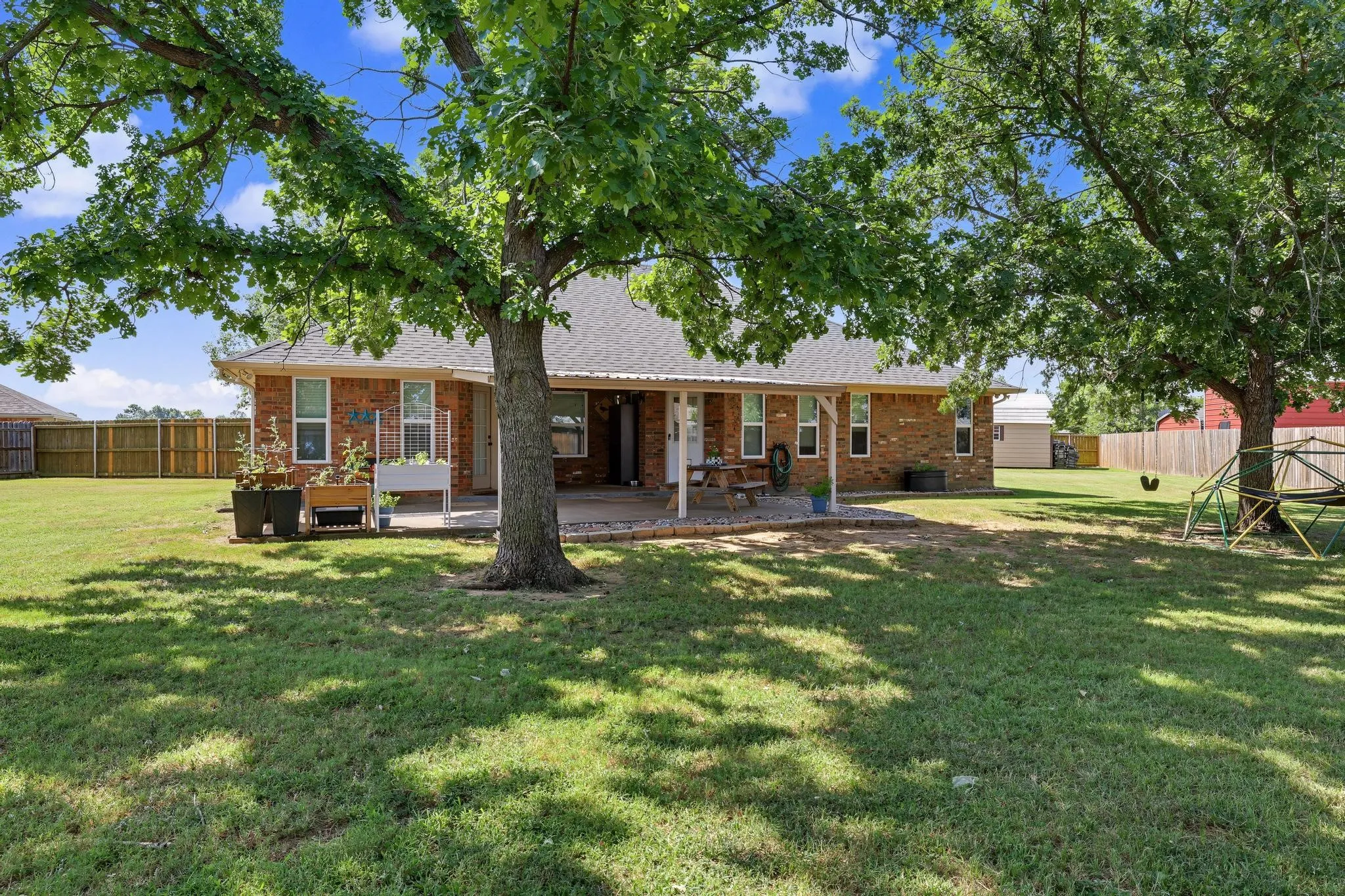 Single Family Residence For Sale in Grayson County , 202 Daniel Court, Collinsville, Texas 76233, 3 Bedroom, 2 Bathroom, 2 Garage spaces, 1,889 Sqft, built in 2002, mls#21326536, Real Estate Agent in Collinsville, Homes For Sale in Grayson county, Homes For Sale in Collinsville, Realtor in Collinsville Texas, Real Estate Brokerage Independent Realty Texas, Luminita Cordes Realtor