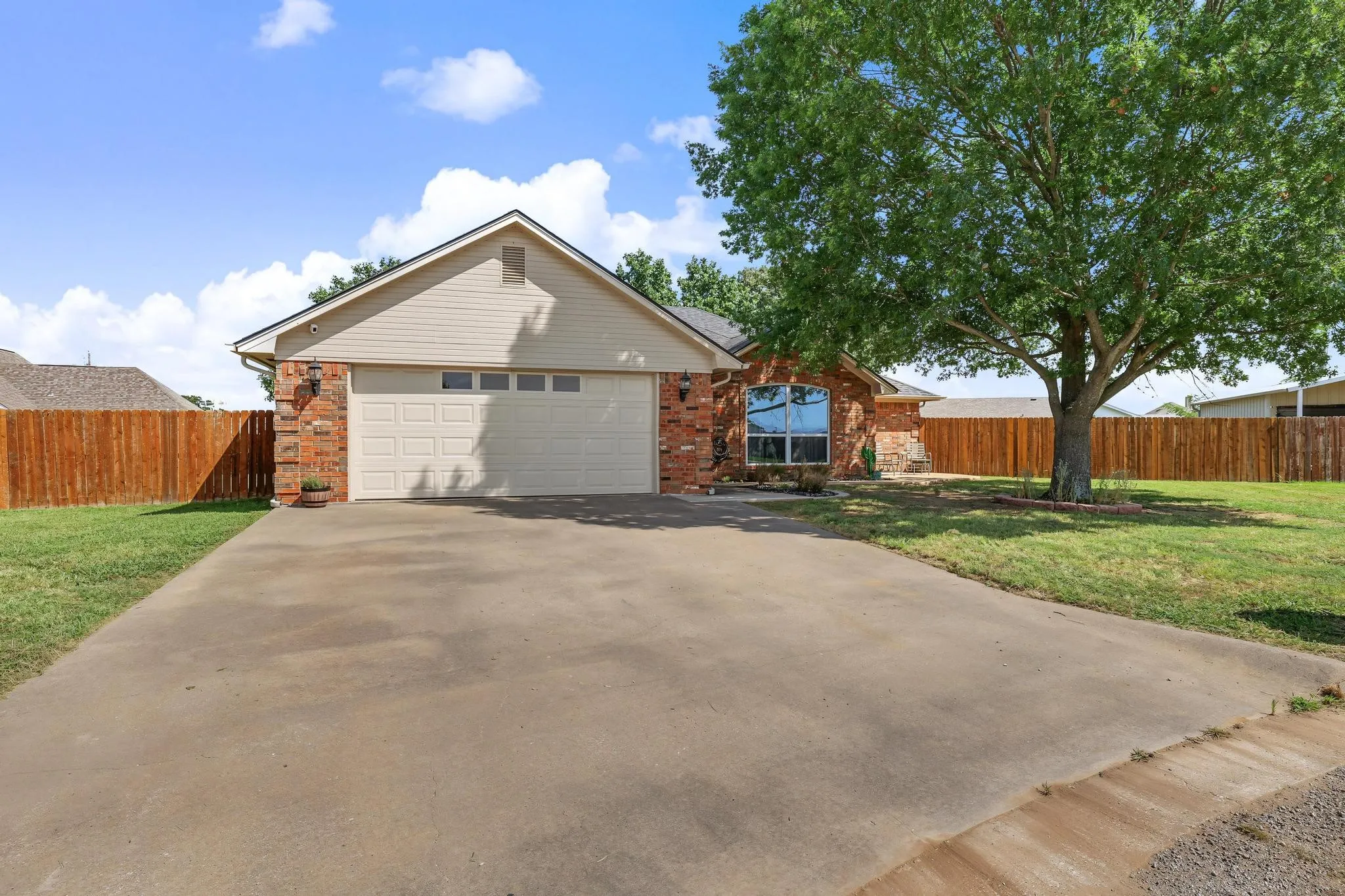 Single Family Residence For Sale in Grayson County , 202 Daniel Court, Collinsville, Texas 76233, 3 Bedroom, 2 Bathroom, 2 Garage spaces, 1,889 Sqft, built in 2002, mls#21326536, Real Estate Agent in Collinsville, Homes For Sale in Grayson county, Homes For Sale in Collinsville, Realtor in Collinsville Texas, Real Estate Brokerage Independent Realty Texas, Luminita Cordes Realtor