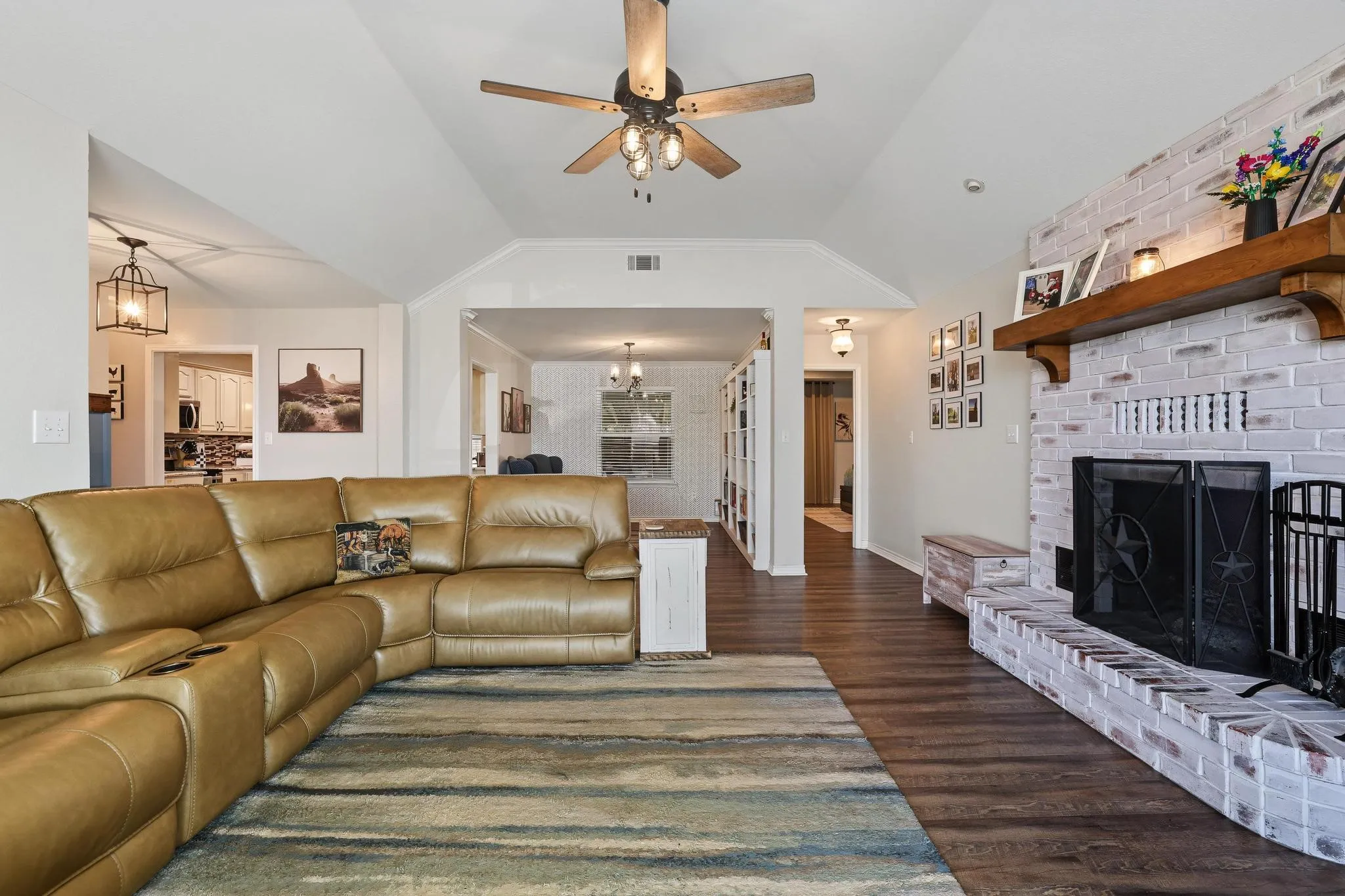 Single Family Residence For Sale in Grayson County , 202 Daniel Court, Collinsville, Texas 76233, 3 Bedroom, 2 Bathroom, 2 Garage spaces, 1,889 Sqft, built in 2002, mls#21326536, Real Estate Agent in Collinsville, Homes For Sale in Grayson county, Homes For Sale in Collinsville, Realtor in Collinsville Texas, Real Estate Brokerage Independent Realty Texas, Luminita Cordes Realtor