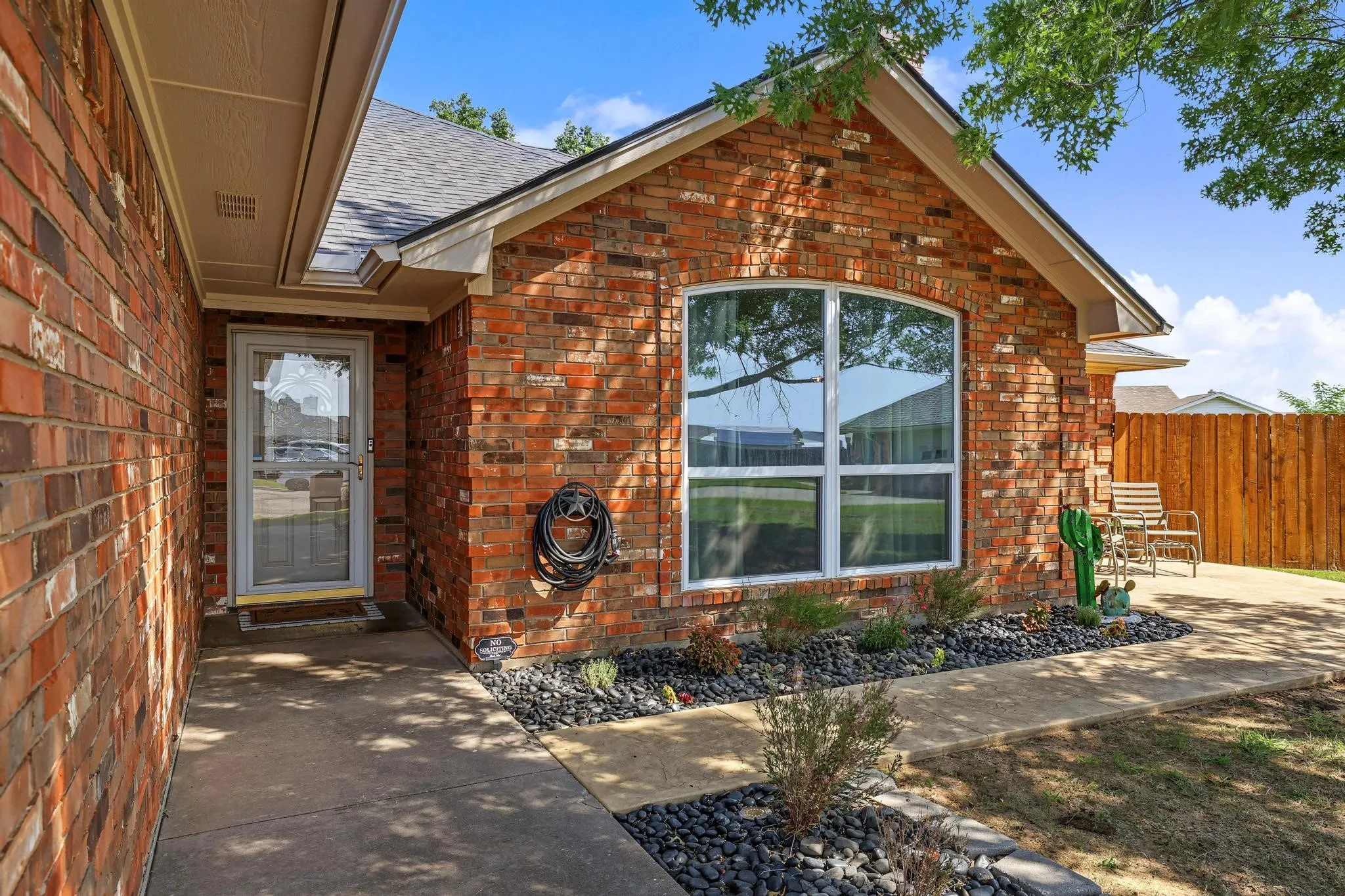 Single Family Residence For Sale in Grayson County , 202 Daniel Court, Collinsville, Texas 76233, 3 Bedroom, 2 Bathroom, 2 Garage spaces, 1,889 Sqft, built in 2002, mls#21326536, Real Estate Agent in Collinsville, Homes For Sale in Grayson county, Homes For Sale in Collinsville, Realtor in Collinsville Texas, Real Estate Brokerage Independent Realty Texas, Luminita Cordes Realtor