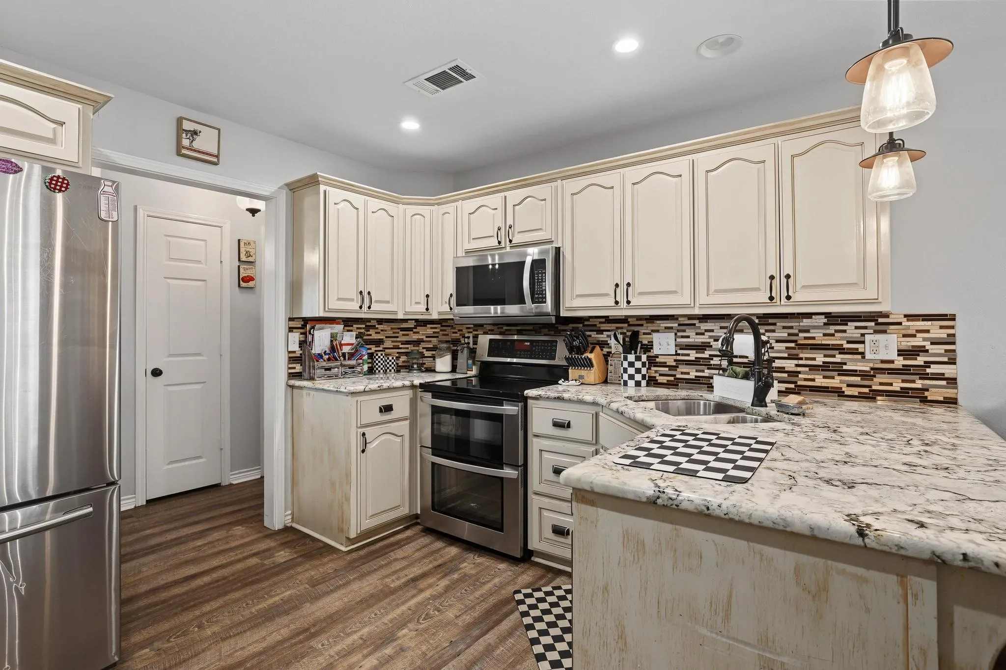 Single Family Residence For Sale in Grayson County , 202 Daniel Court, Collinsville, Texas 76233, 3 Bedroom, 2 Bathroom, 2 Garage spaces, 1,889 Sqft, built in 2002, mls#21326536, Real Estate Agent in Collinsville, Homes For Sale in Grayson county, Homes For Sale in Collinsville, Realtor in Collinsville Texas, Real Estate Brokerage Independent Realty Texas, Luminita Cordes Realtor