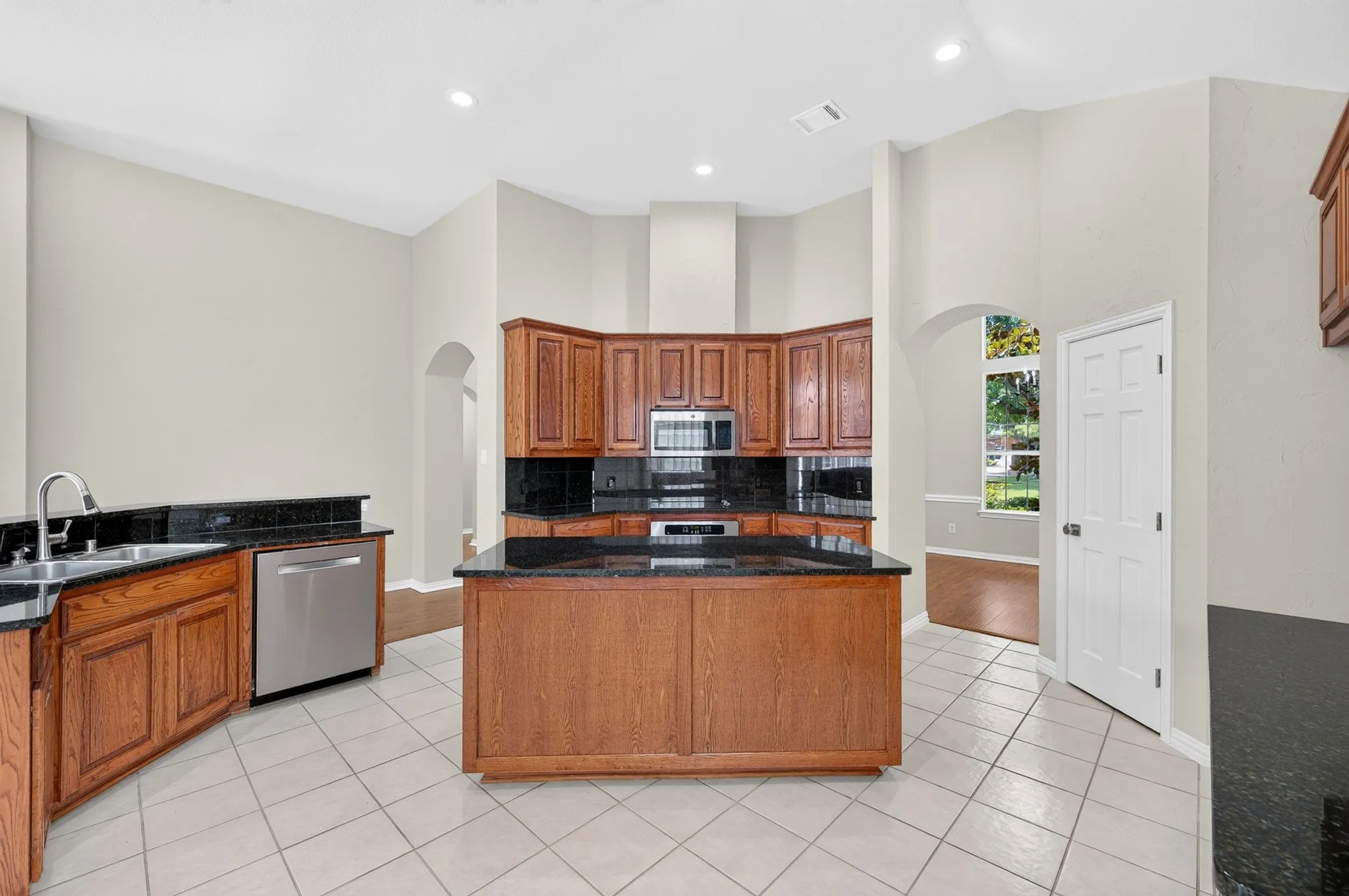 Single Family Residence For Sale in Denton County , 5620 Country View Lane, Frisco, Texas 75036, 3 Bedroom, 2 Bathroom, 2 Garage spaces, 2,101 Sqft, built in 2006, mls#21326218, Real Estate Agent in Frisco, Homes For Sale in Denton county, Homes For Sale in Frisco, Realtor in Frisco Texas, Real Estate Brokerage Independent Realty Texas, Luminita Cordes Realtor