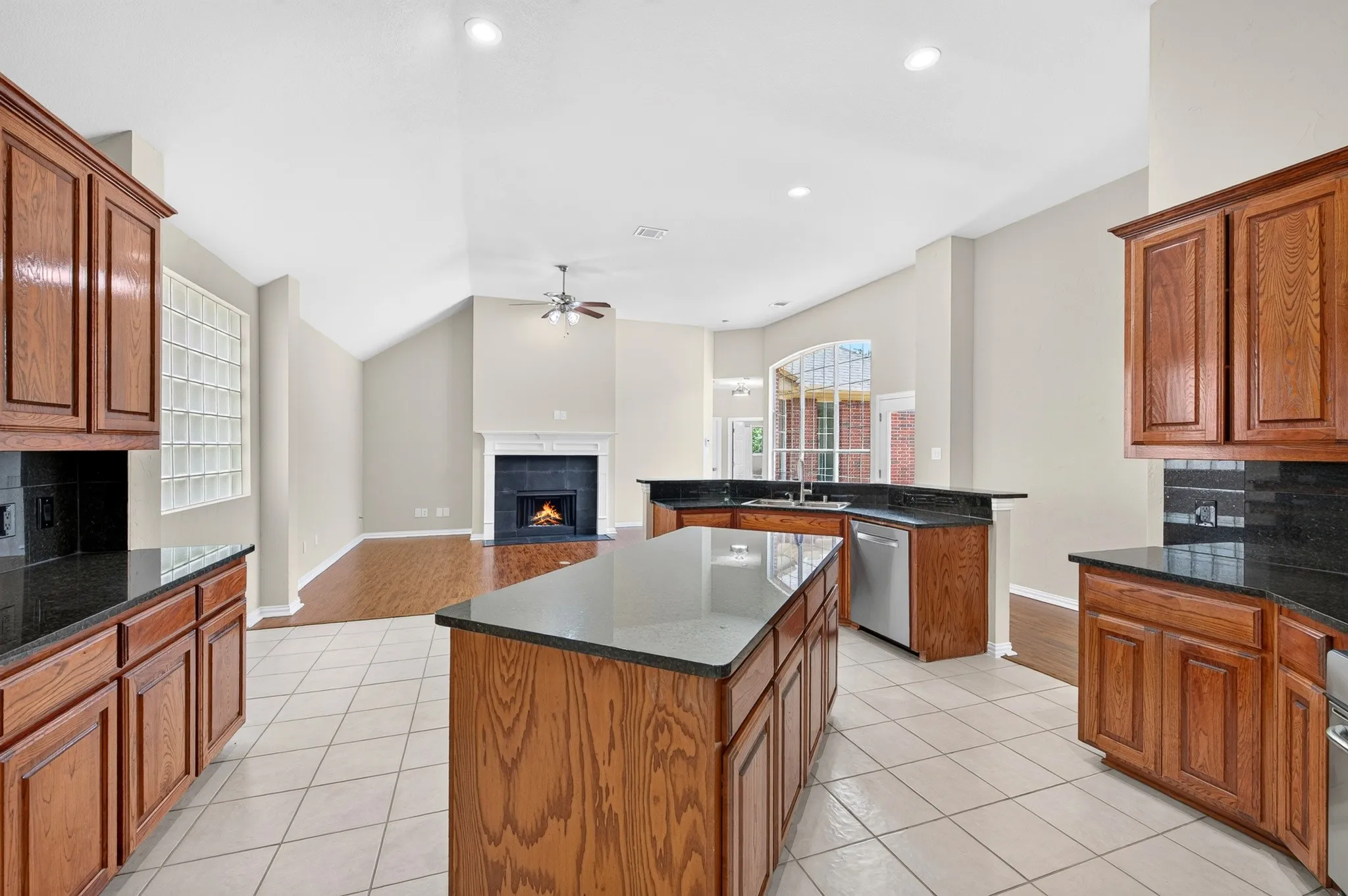 Single Family Residence For Sale in Denton County , 5620 Country View Lane, Frisco, Texas 75036, 3 Bedroom, 2 Bathroom, 2 Garage spaces, 2,101 Sqft, built in 2006, mls#21326218, Real Estate Agent in Frisco, Homes For Sale in Denton county, Homes For Sale in Frisco, Realtor in Frisco Texas, Real Estate Brokerage Independent Realty Texas, Luminita Cordes Realtor