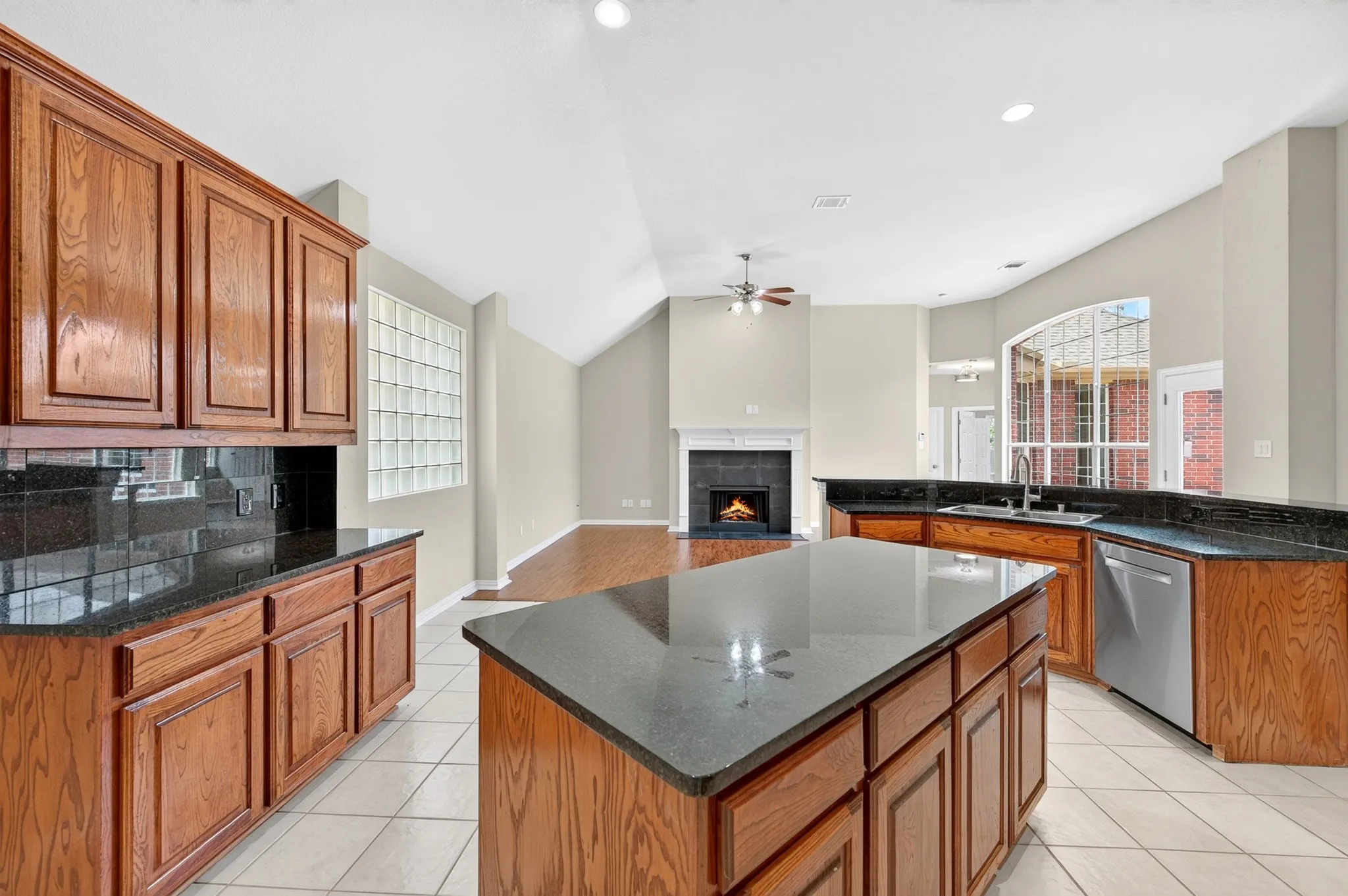Single Family Residence For Sale in Denton County , 5620 Country View Lane, Frisco, Texas 75036, 3 Bedroom, 2 Bathroom, 2 Garage spaces, 2,101 Sqft, built in 2006, mls#21326218, Real Estate Agent in Frisco, Homes For Sale in Denton county, Homes For Sale in Frisco, Realtor in Frisco Texas, Real Estate Brokerage Independent Realty Texas, Luminita Cordes Realtor