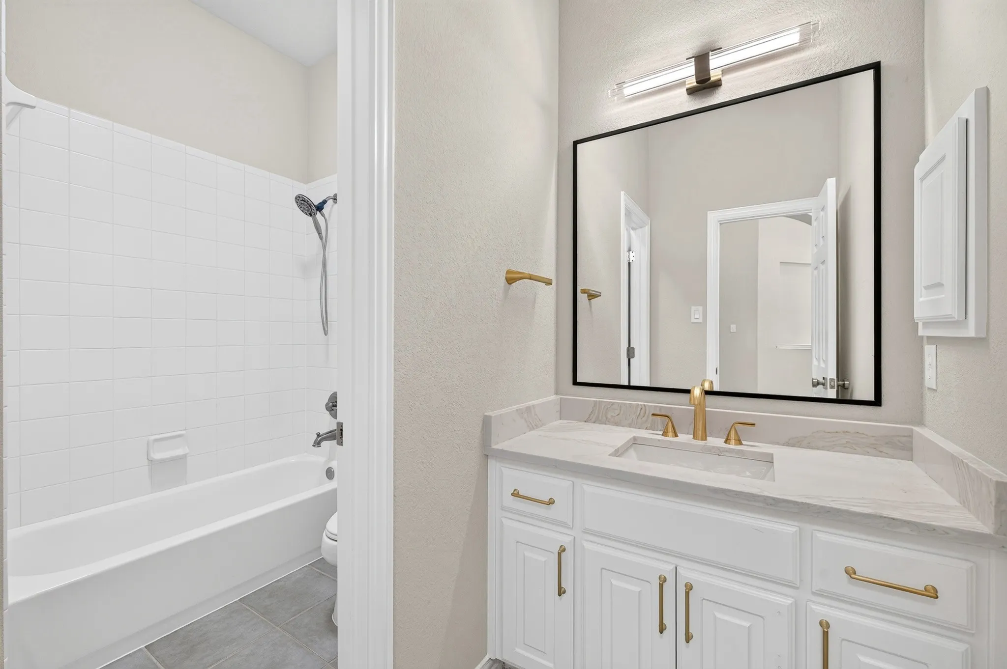 Single Family Residence For Sale in Denton County , 5620 Country View Lane, Frisco, Texas 75036, 3 Bedroom, 2 Bathroom, 2 Garage spaces, 2,101 Sqft, built in 2006, mls#21326218, Real Estate Agent in Frisco, Homes For Sale in Denton county, Homes For Sale in Frisco, Realtor in Frisco Texas, Real Estate Brokerage Independent Realty Texas, Luminita Cordes Realtor