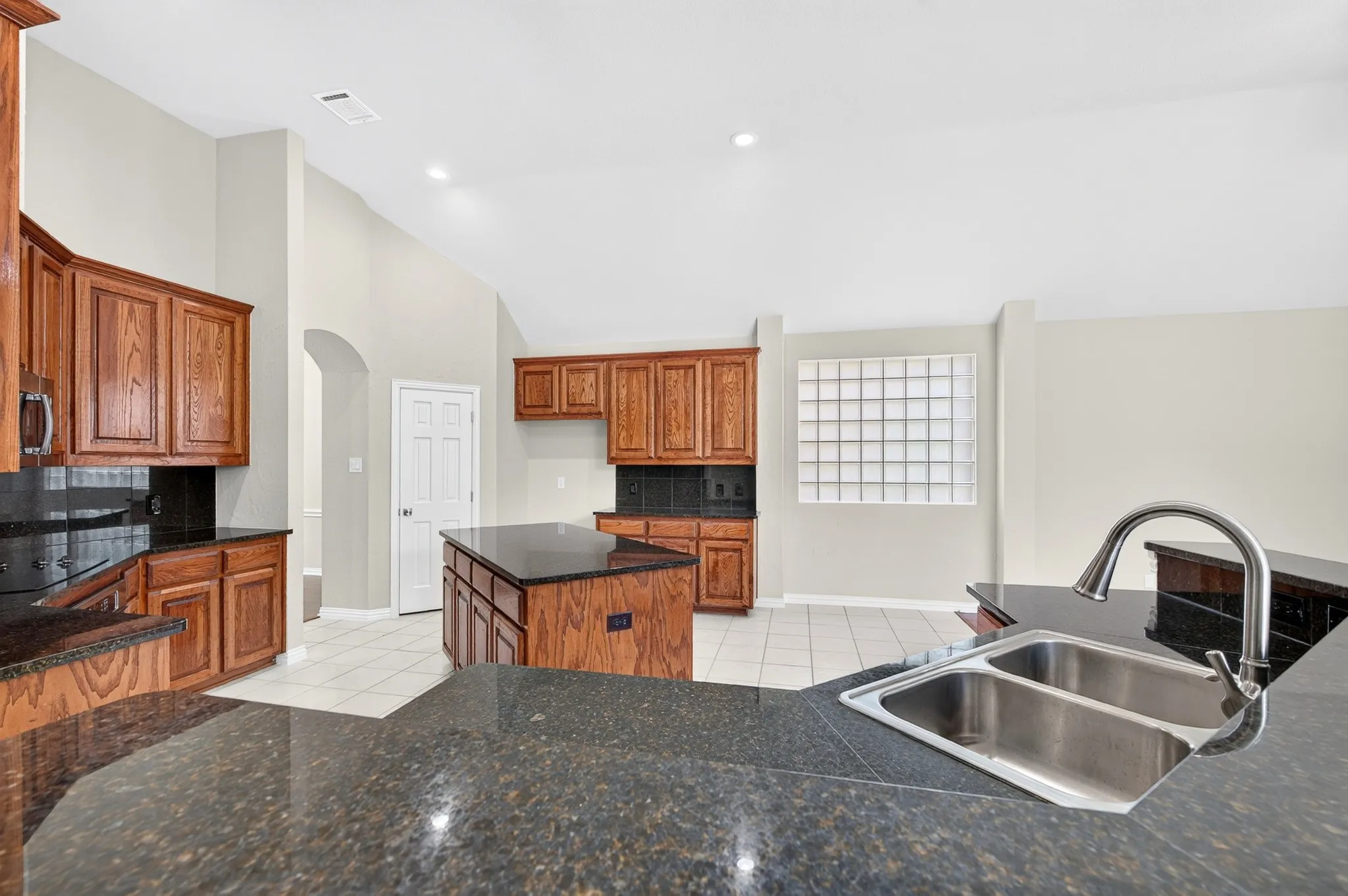 Single Family Residence For Sale in Denton County , 5620 Country View Lane, Frisco, Texas 75036, 3 Bedroom, 2 Bathroom, 2 Garage spaces, 2,101 Sqft, built in 2006, mls#21326218, Real Estate Agent in Frisco, Homes For Sale in Denton county, Homes For Sale in Frisco, Realtor in Frisco Texas, Real Estate Brokerage Independent Realty Texas, Luminita Cordes Realtor