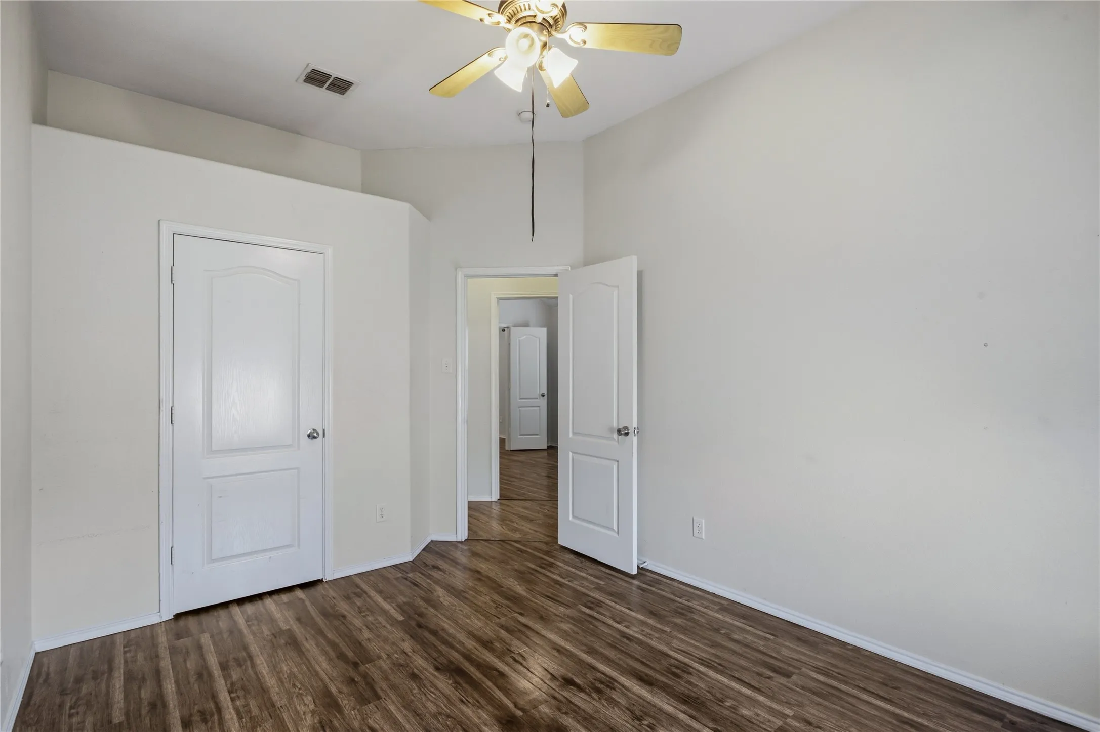 Single Family Residence For Sale in Tarrant County , 8377 Edgepoint Trail, Fort Worth, Texas 76053, 4 Bedroom, 2 Bathroom, 2 Garage spaces, 2,020 Sqft, built in 2005, mls#21302234, Real Estate Agent in Fort Worth, Homes For Sale in Tarrant county, Homes For Sale in Fort Worth, Realtor in Fort Worth Texas, Real Estate Brokerage Independent Realty Texas, Luminita Cordes Realtor