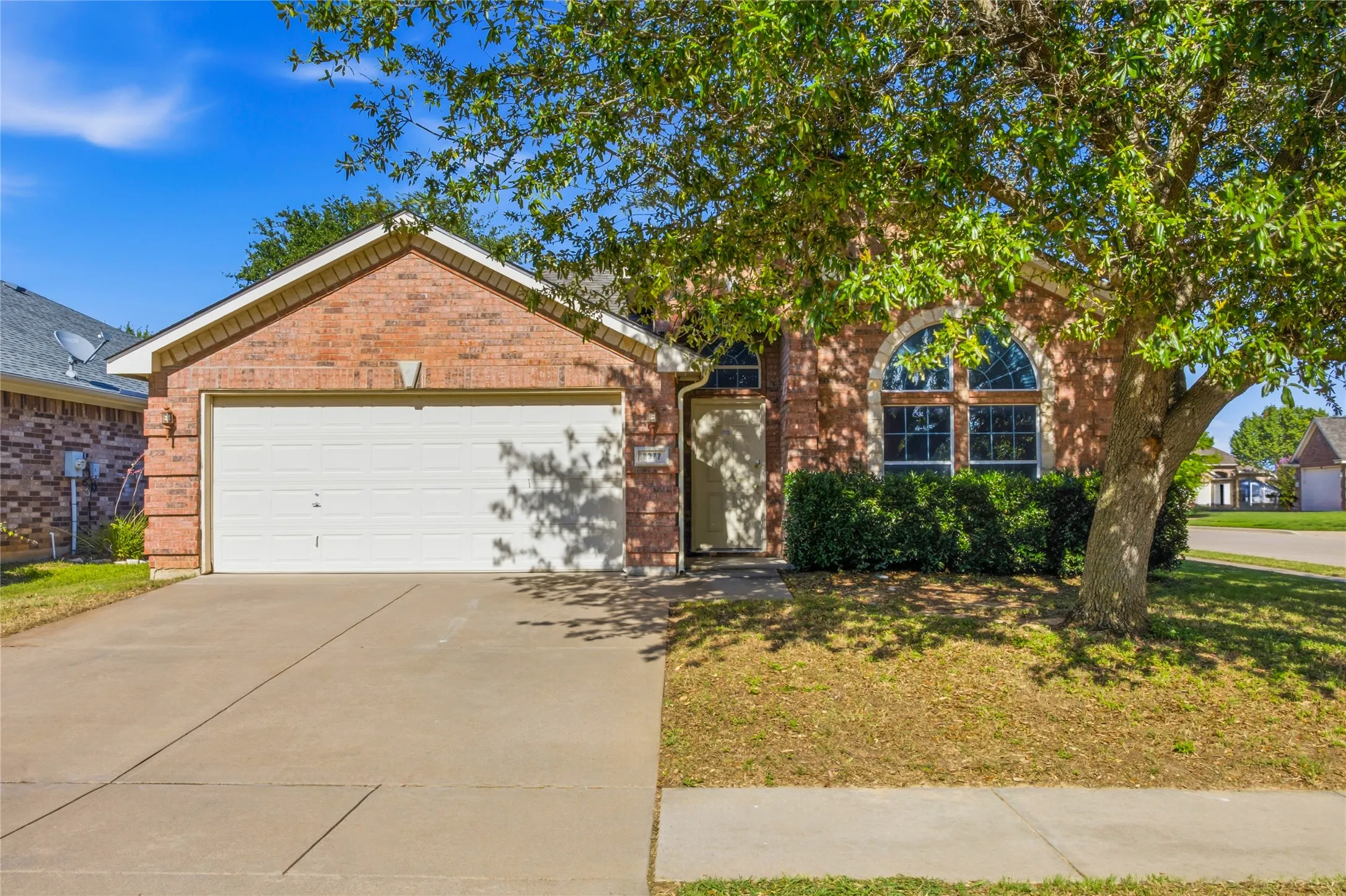 Single Family Residence For Sale in Tarrant County , 8377 Edgepoint Trail, Fort Worth, Texas 76053, 4 Bedroom, 2 Bathroom, 2 Garage spaces, 2,020 Sqft, built in 2005, mls#21302234, Real Estate Agent in Fort Worth, Homes For Sale in Tarrant county, Homes For Sale in Fort Worth, Realtor in Fort Worth Texas, Real Estate Brokerage Independent Realty Texas, Luminita Cordes Realtor
