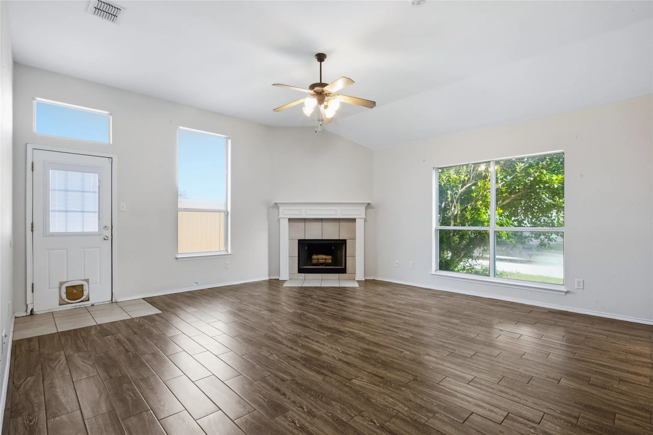 Single Family Residence For Sale in Tarrant County , 8377 Edgepoint Trail, Fort Worth, Texas 76053, 4 Bedroom, 2 Bathroom, 2 Garage spaces, 2,020 Sqft, built in 2005, mls#21302234, Real Estate Agent in Fort Worth, Homes For Sale in Tarrant county, Homes For Sale in Fort Worth, Realtor in Fort Worth Texas, Real Estate Brokerage Independent Realty Texas, Luminita Cordes Realtor