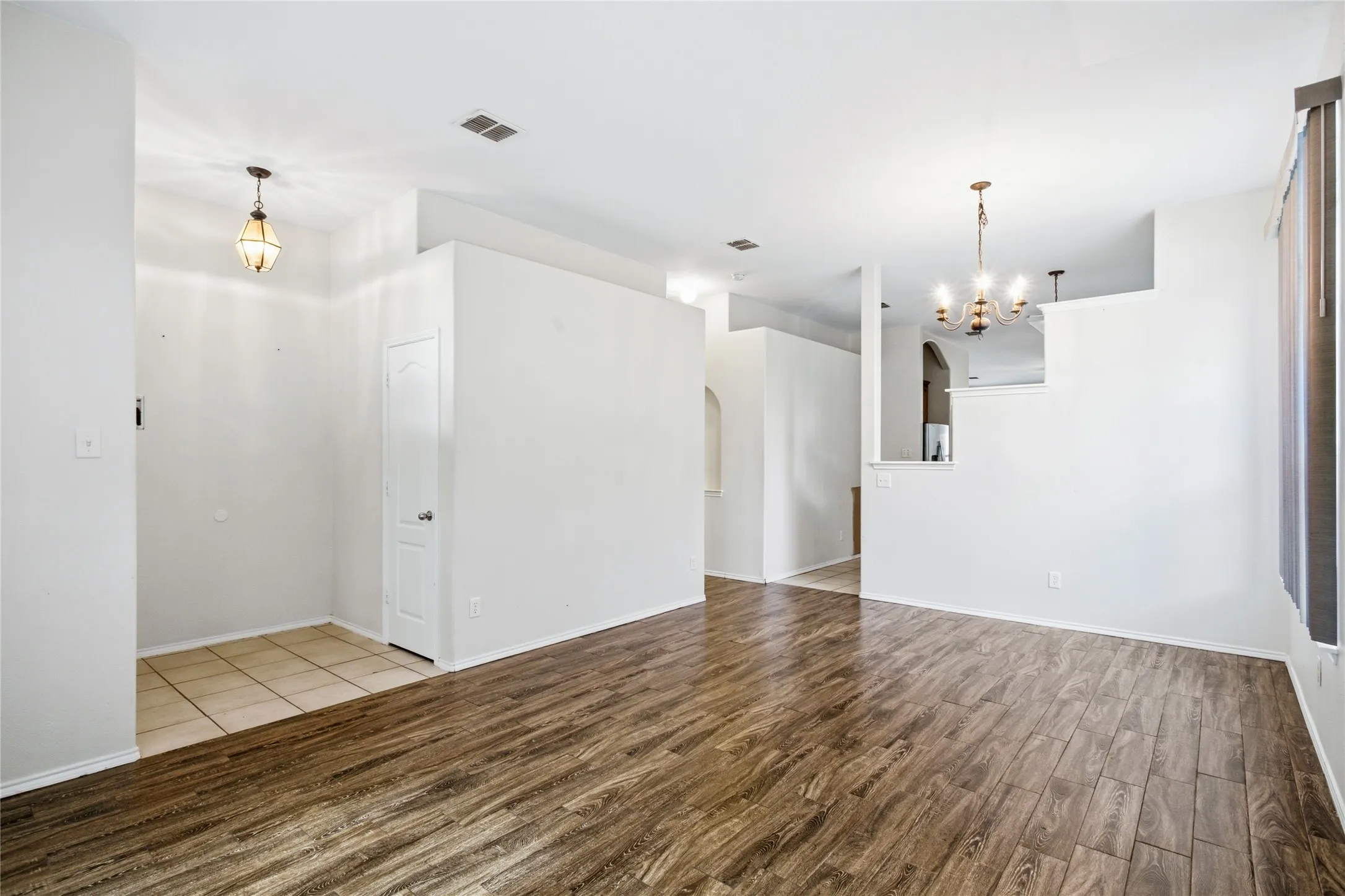 Single Family Residence For Sale in Tarrant County , 8377 Edgepoint Trail, Fort Worth, Texas 76053, 4 Bedroom, 2 Bathroom, 2 Garage spaces, 2,020 Sqft, built in 2005, mls#21302234, Real Estate Agent in Fort Worth, Homes For Sale in Tarrant county, Homes For Sale in Fort Worth, Realtor in Fort Worth Texas, Real Estate Brokerage Independent Realty Texas, Luminita Cordes Realtor
