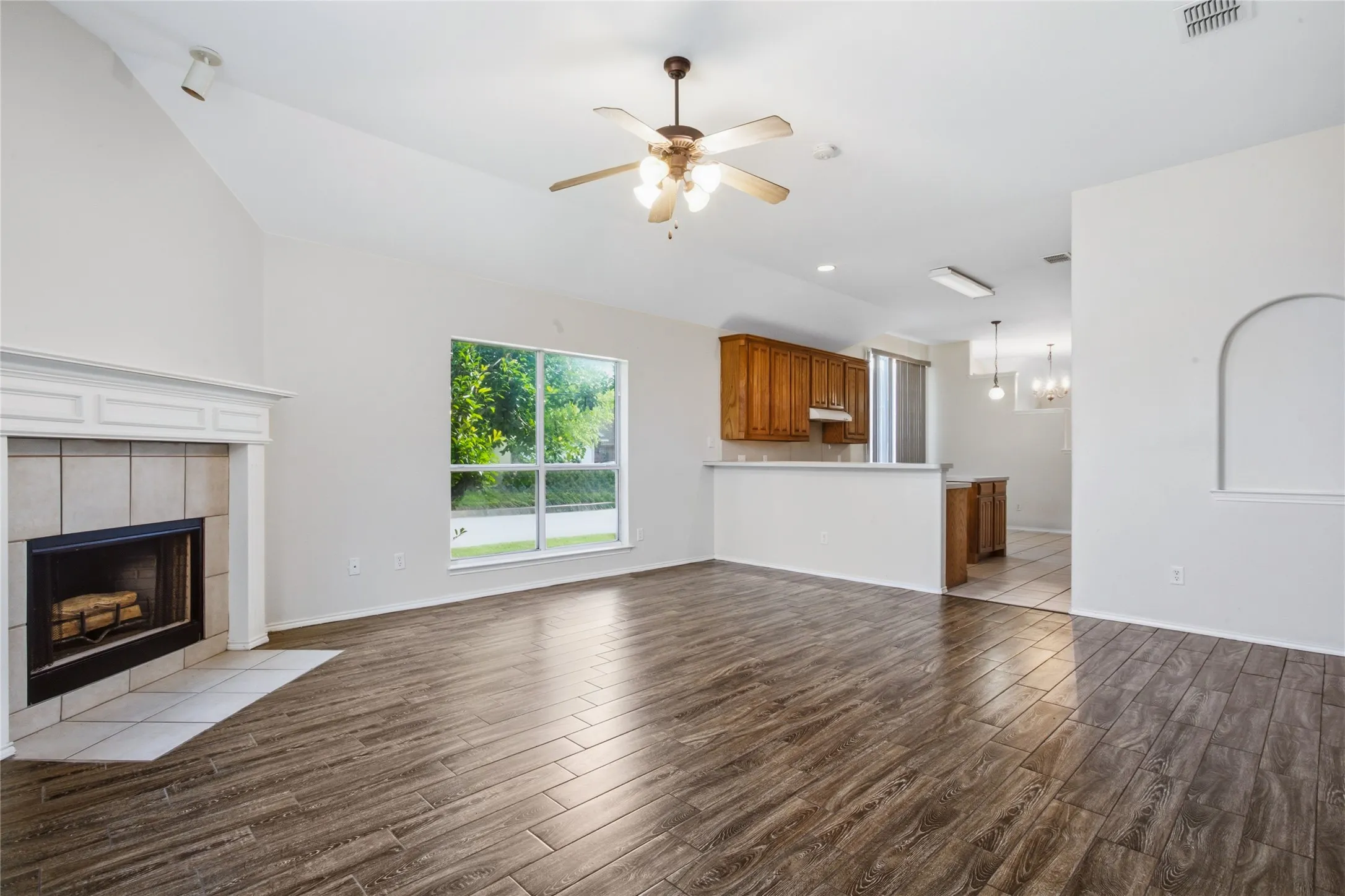 Single Family Residence For Sale in Tarrant County , 8377 Edgepoint Trail, Fort Worth, Texas 76053, 4 Bedroom, 2 Bathroom, 2 Garage spaces, 2,020 Sqft, built in 2005, mls#21302234, Real Estate Agent in Fort Worth, Homes For Sale in Tarrant county, Homes For Sale in Fort Worth, Realtor in Fort Worth Texas, Real Estate Brokerage Independent Realty Texas, Luminita Cordes Realtor