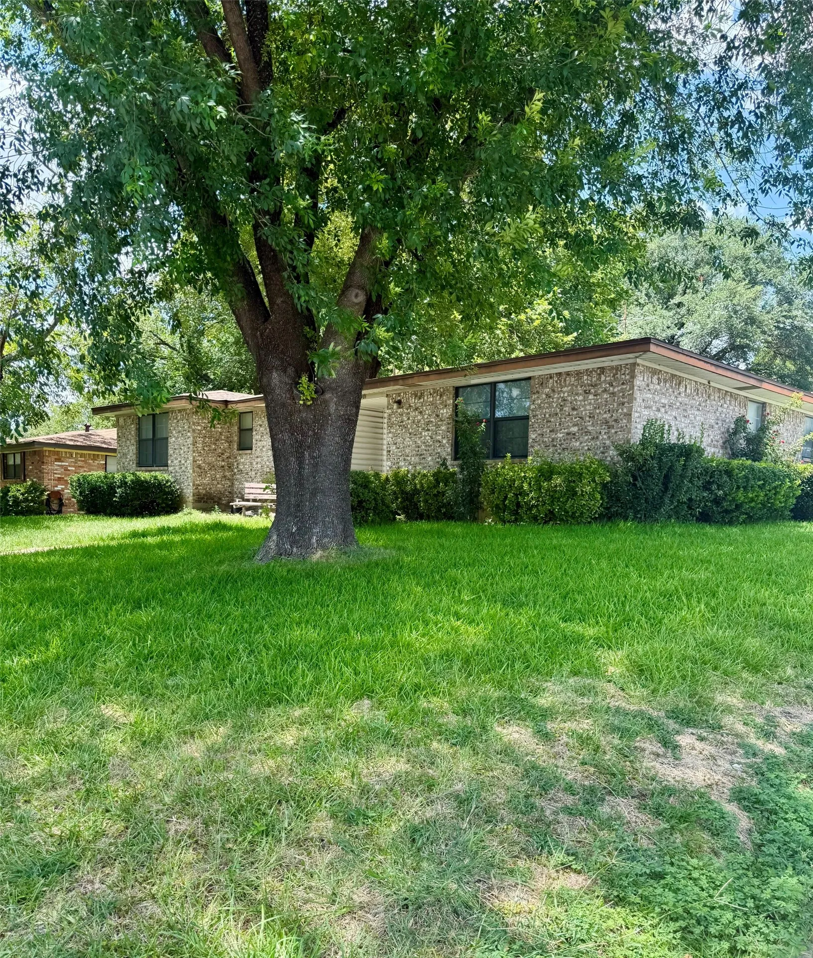 Single Family Residence For Sale in Dallas County , 1301 W Bruton Road, Mesquite, Texas 75149, 3 Bedroom, 1 Bathroom, 2 Garage spaces, 1,222 Sqft, built in 1964, mls#21325092, Real Estate Agent in Mesquite, Homes For Sale in Dallas county, Homes For Sale in Mesquite, Realtor in Mesquite Texas, Real Estate Brokerage Independent Realty Texas, Luminita Cordes Realtor