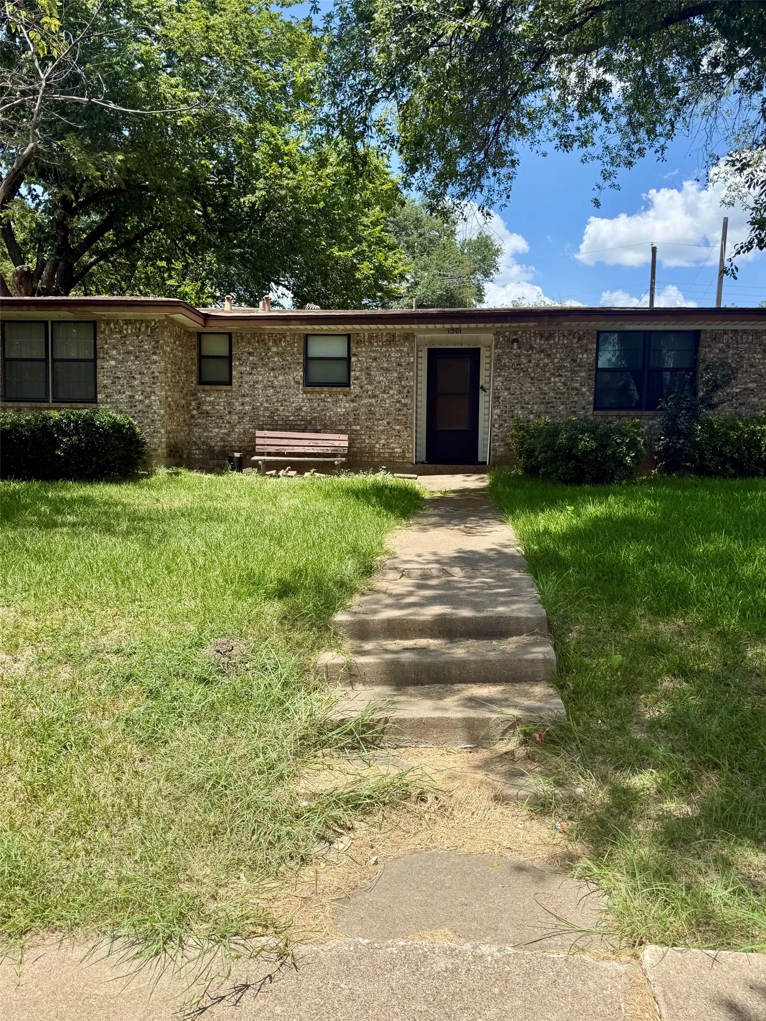 Single Family Residence For Sale in Dallas County , 1301 W Bruton Road, Mesquite, Texas 75149, 3 Bedroom, 1 Bathroom, 2 Garage spaces, 1,222 Sqft, built in 1964, mls#21325092, Real Estate Agent in Mesquite, Homes For Sale in Dallas county, Homes For Sale in Mesquite, Realtor in Mesquite Texas, Real Estate Brokerage Independent Realty Texas, Luminita Cordes Realtor