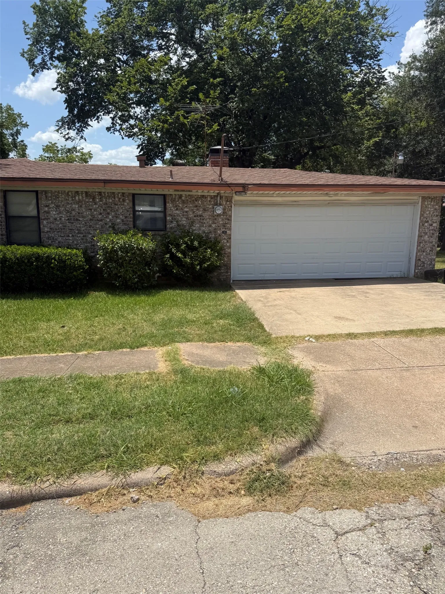 Single Family Residence For Sale in Dallas County , 1301 W Bruton Road, Mesquite, Texas 75149, 3 Bedroom, 1 Bathroom, 2 Garage spaces, 1,222 Sqft, built in 1964, mls#21325092, Real Estate Agent in Mesquite, Homes For Sale in Dallas county, Homes For Sale in Mesquite, Realtor in Mesquite Texas, Real Estate Brokerage Independent Realty Texas, Luminita Cordes Realtor