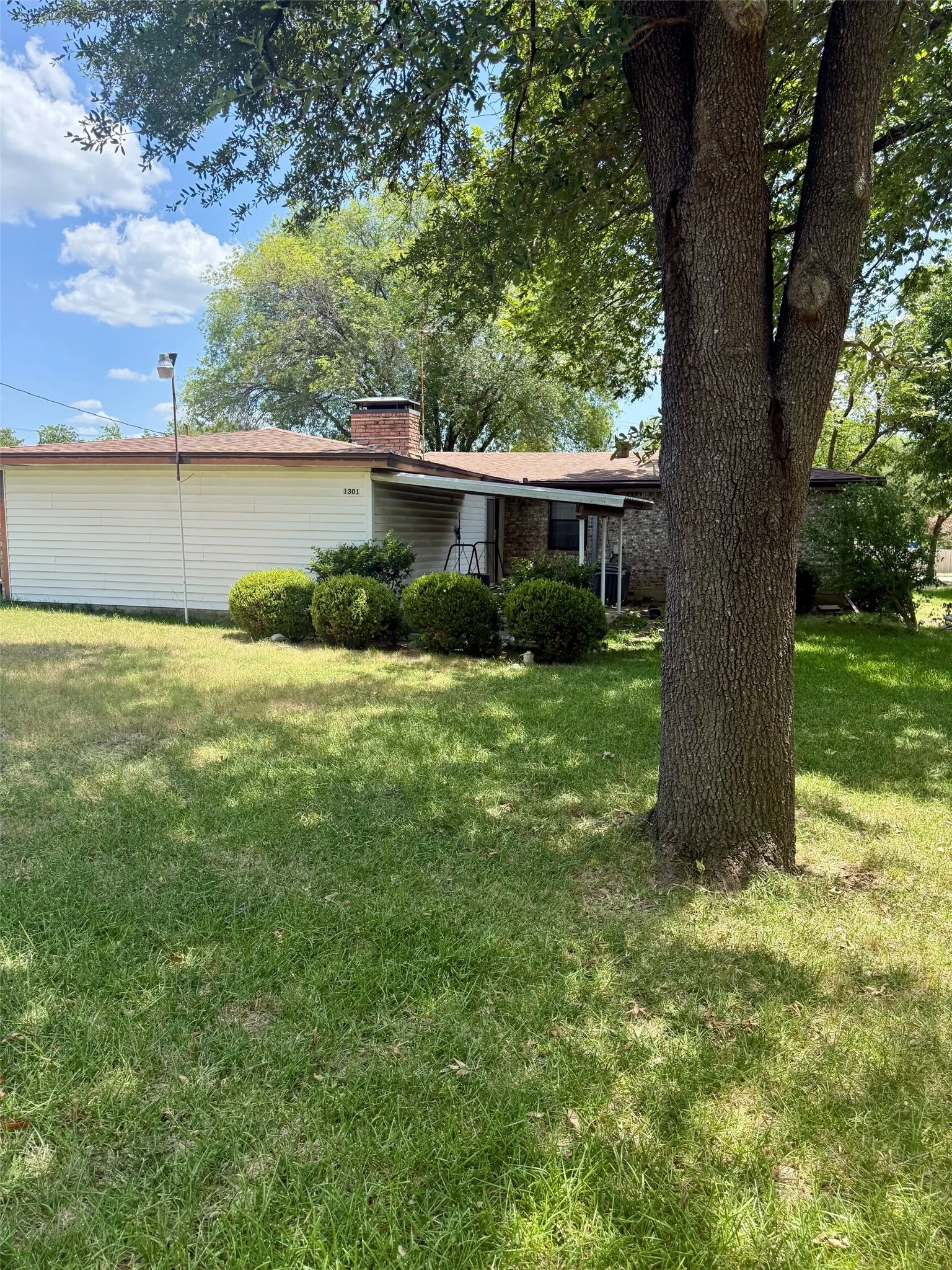 Single Family Residence For Sale in Dallas County , 1301 W Bruton Road, Mesquite, Texas 75149, 3 Bedroom, 1 Bathroom, 2 Garage spaces, 1,222 Sqft, built in 1964, mls#21325092, Real Estate Agent in Mesquite, Homes For Sale in Dallas county, Homes For Sale in Mesquite, Realtor in Mesquite Texas, Real Estate Brokerage Independent Realty Texas, Luminita Cordes Realtor