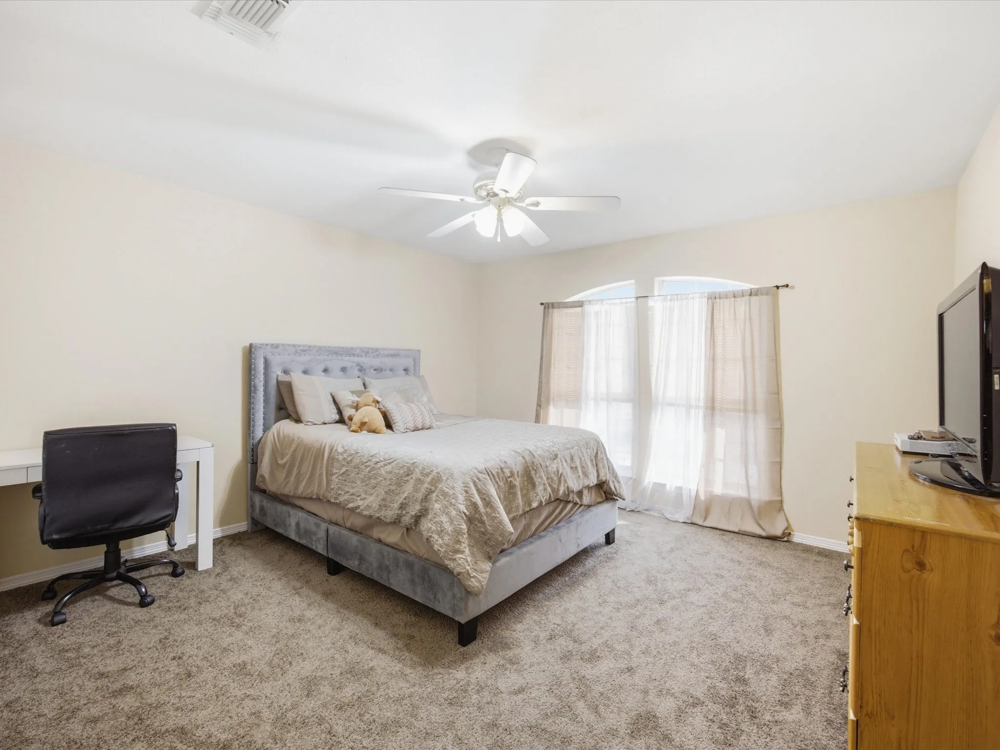 Spacious room featuring neutral carpet flooring and light-toned walls
