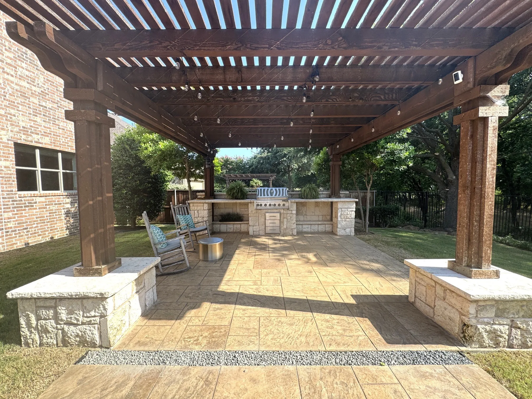Outdoor kitchen area with built in grill